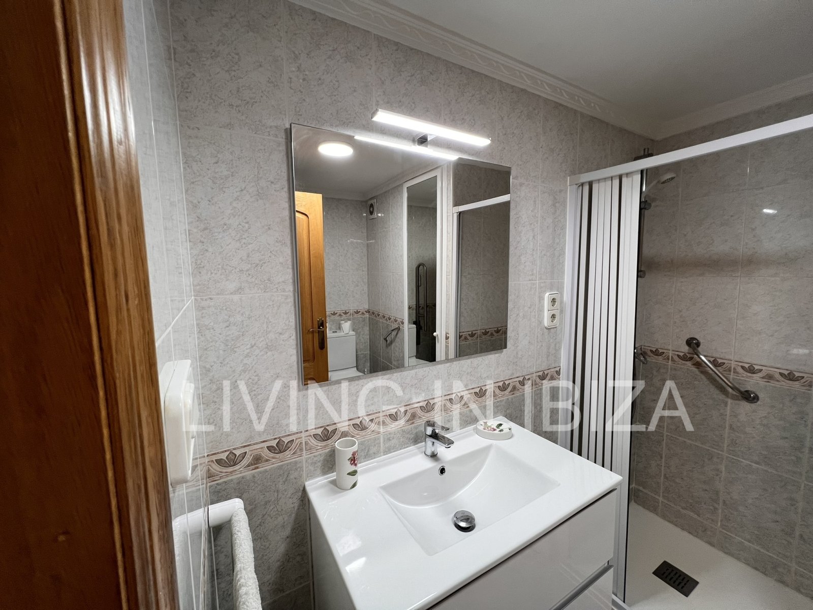 Annual rental. This flat has sea views and is located just 100 metres from the seafront promenade and the sandy beach of Santa Eulalia del Río. Ibiza