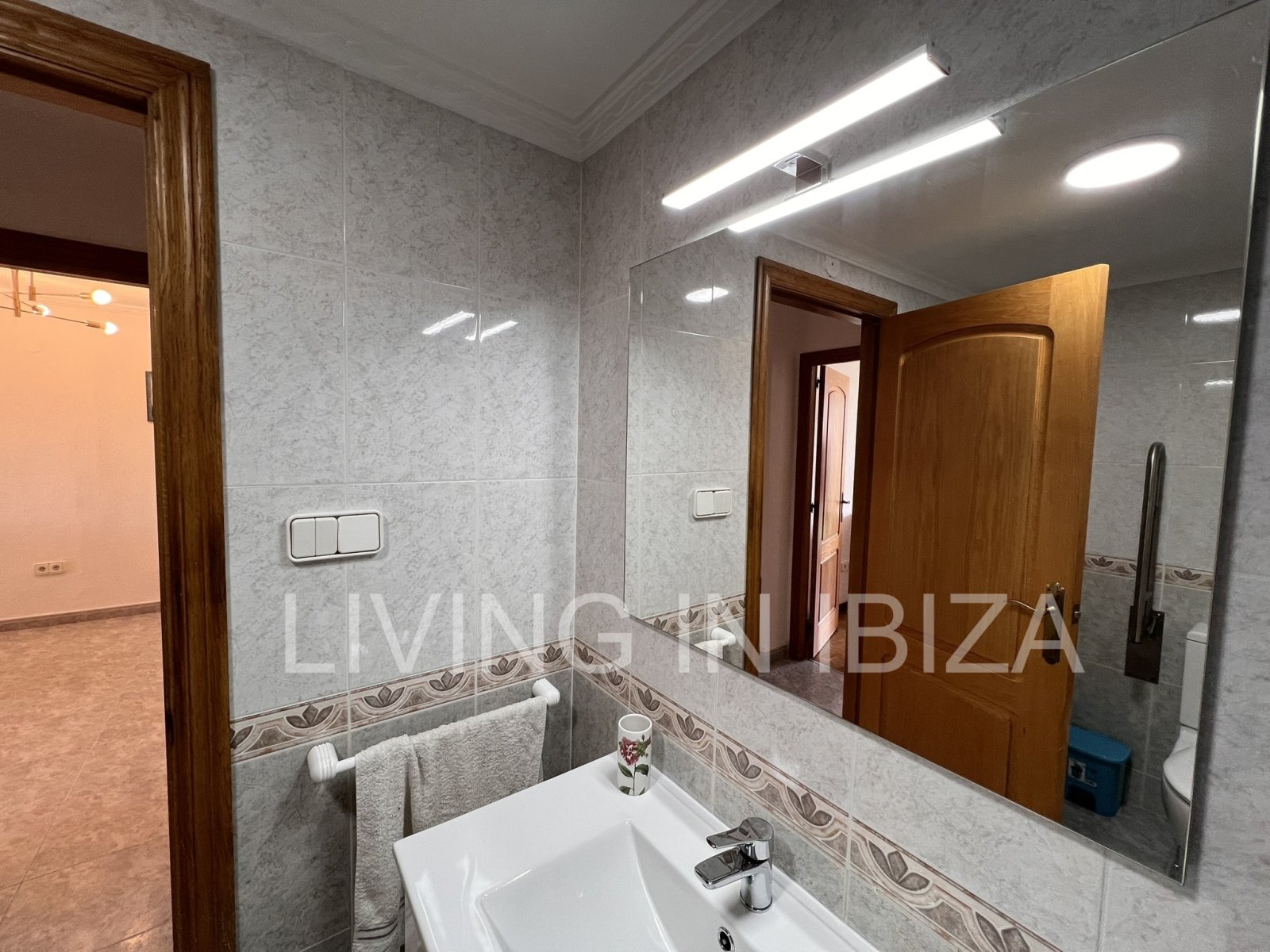 Annual rental. This flat has sea views and is located just 100 metres from the seafront promenade and the sandy beach of Santa Eulalia del Río. Ibiza