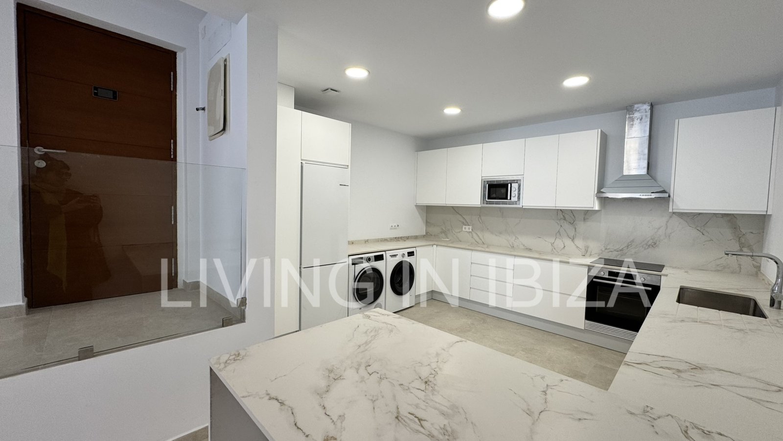 Santa Eulalia del Río: Annual rent. Available from 1 November. This attractive, modern, unfurnished flat in Santa Eulalia, Ibiza, has been completely renovated. 