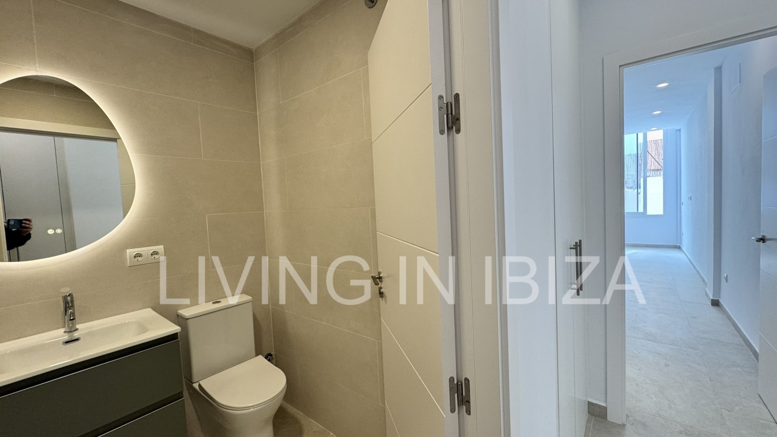 Annual rent. Available from 1 November. This attractive, modern, unfurnished flat in Santa Eulalia, Ibiza, has been completely renovated.