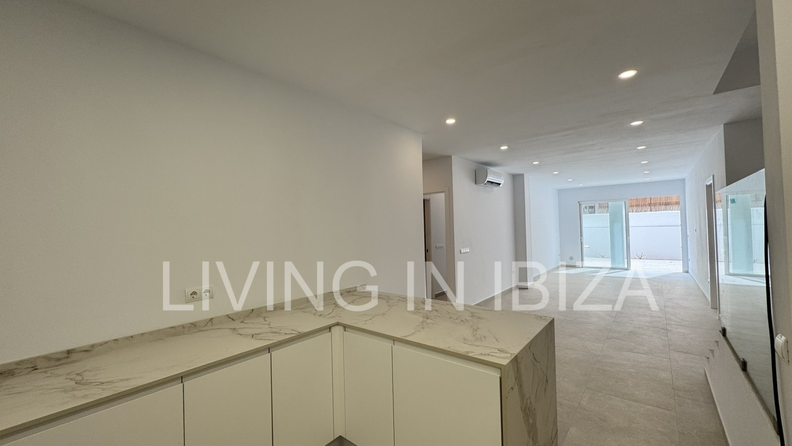 Annual rent. Available from 1 November. This attractive, modern, unfurnished flat in Santa Eulalia, Ibiza, has been completely renovated.