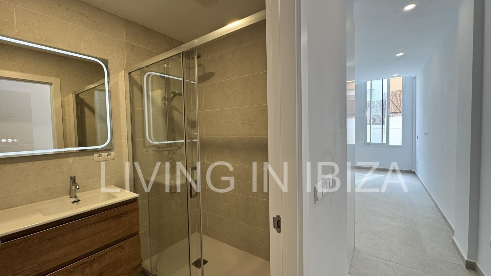 Annual rent. Available from 1 November. This attractive, modern, unfurnished flat in Santa Eulalia, Ibiza, has been completely renovated.