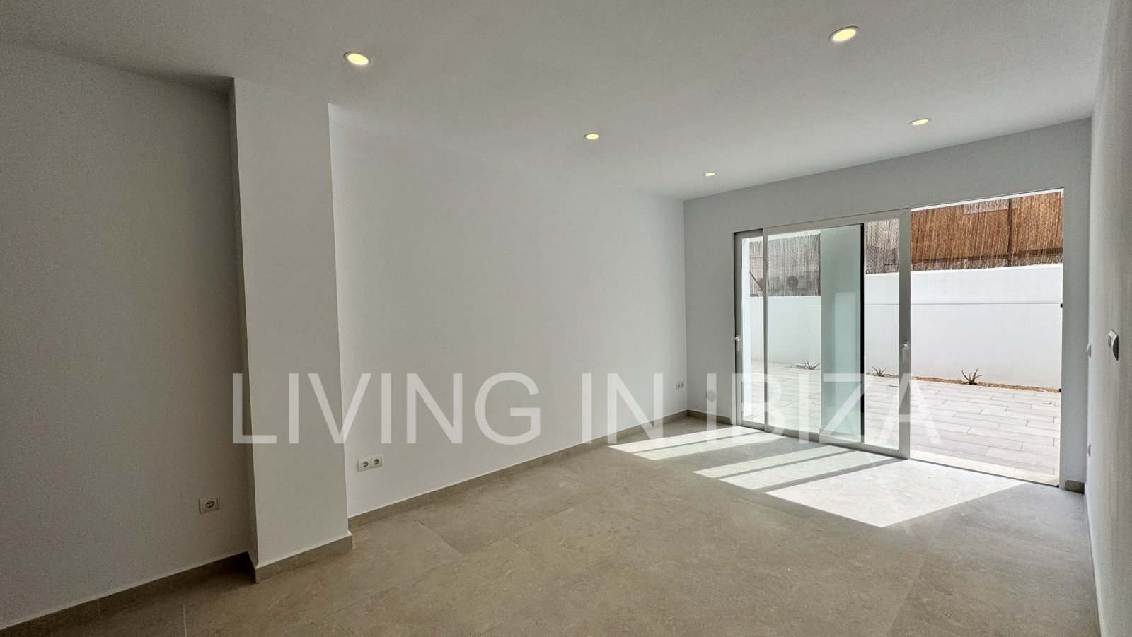 Annual rent. Available from 1 November. This attractive, modern, unfurnished flat in Santa Eulalia, Ibiza, has been completely renovated.