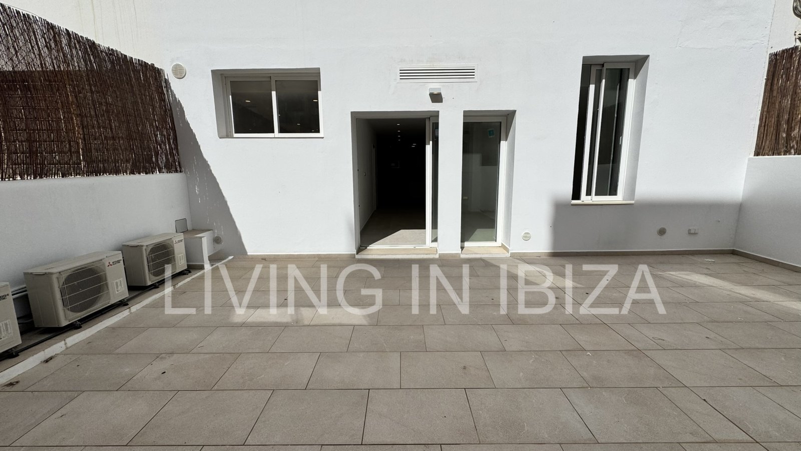 Annual rent. Available from 1 November. This attractive, modern, unfurnished flat in Santa Eulalia, Ibiza, has been completely renovated.