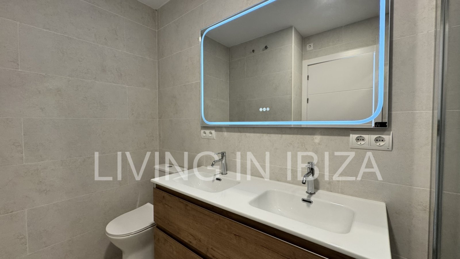 Annual rent. Available from 1 November. This attractive, modern, unfurnished flat in Santa Eulalia, Ibiza, has been completely renovated.