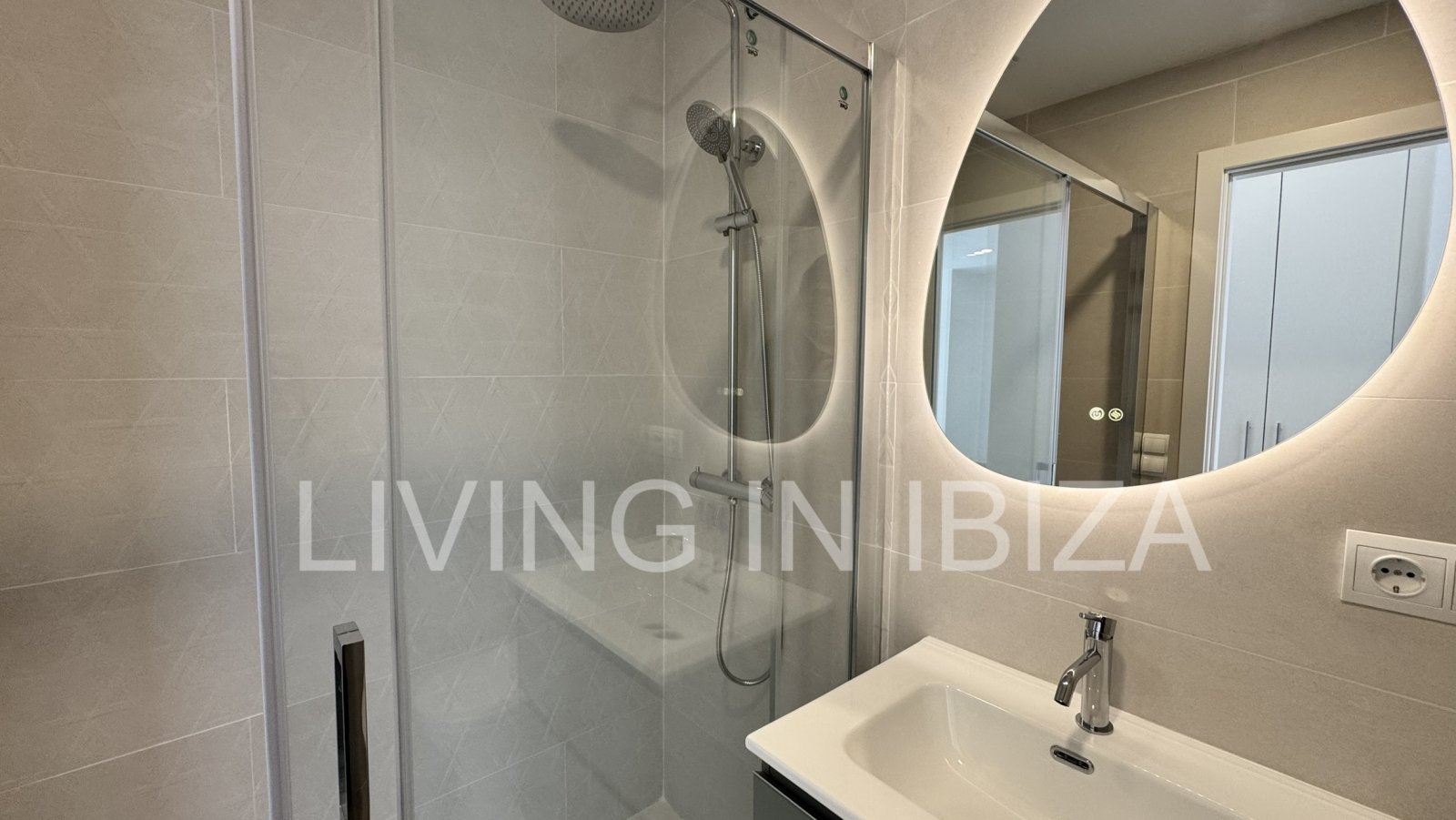 Annual rent. Available from 1 November. This attractive, modern, unfurnished flat in Santa Eulalia, Ibiza, has been completely renovated.