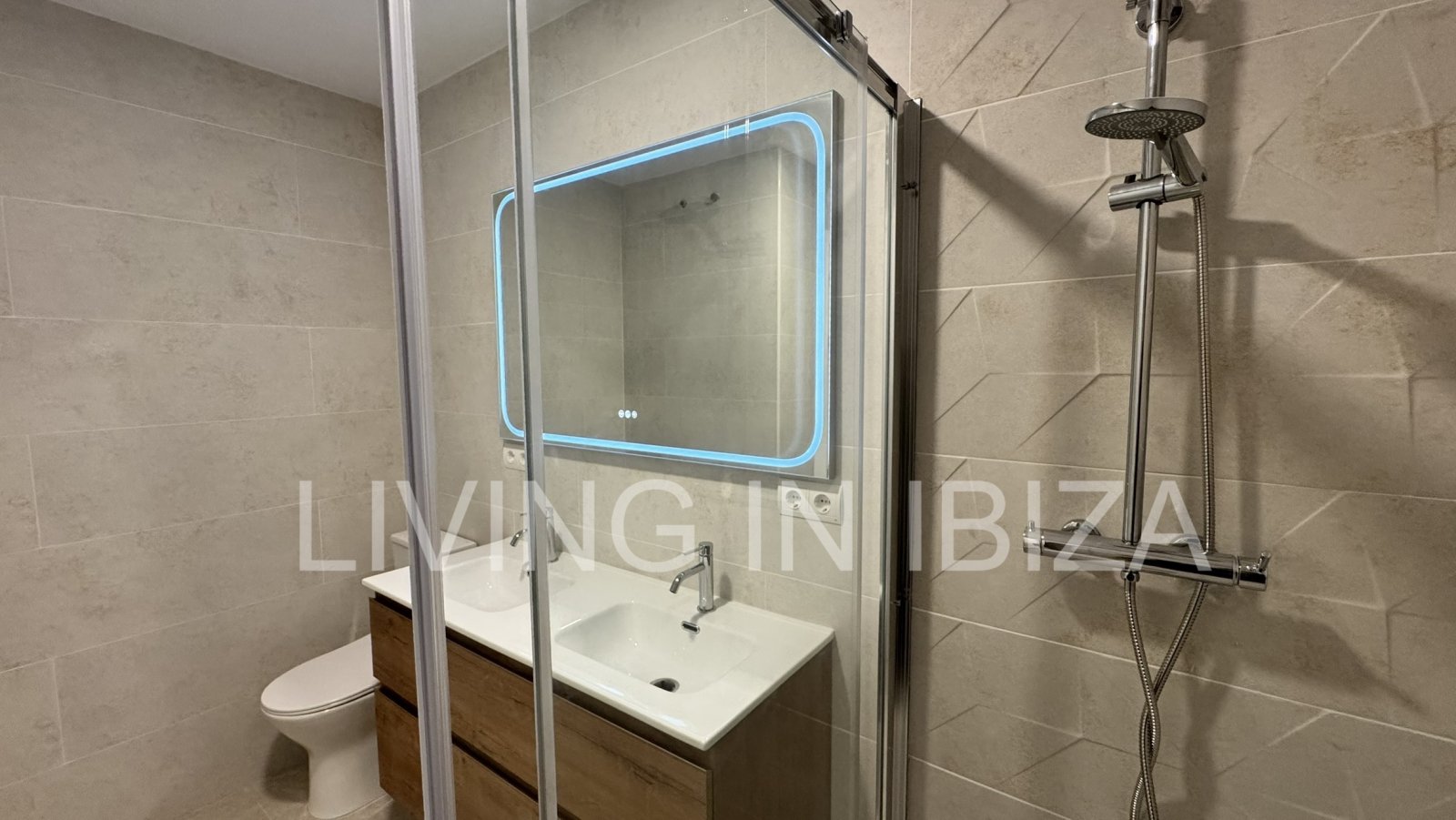 Annual rent. Available from 1 November. This attractive, modern, unfurnished flat in Santa Eulalia, Ibiza, has been completely renovated.