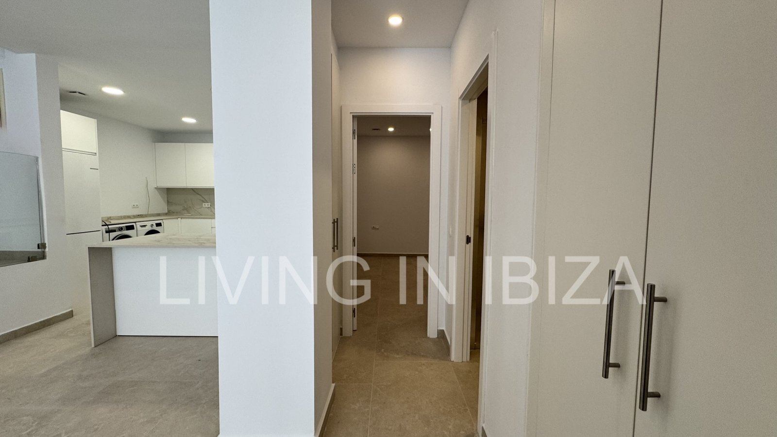 Annual rent. Available from 1 November. This attractive, modern, unfurnished flat in Santa Eulalia, Ibiza, has been completely renovated.