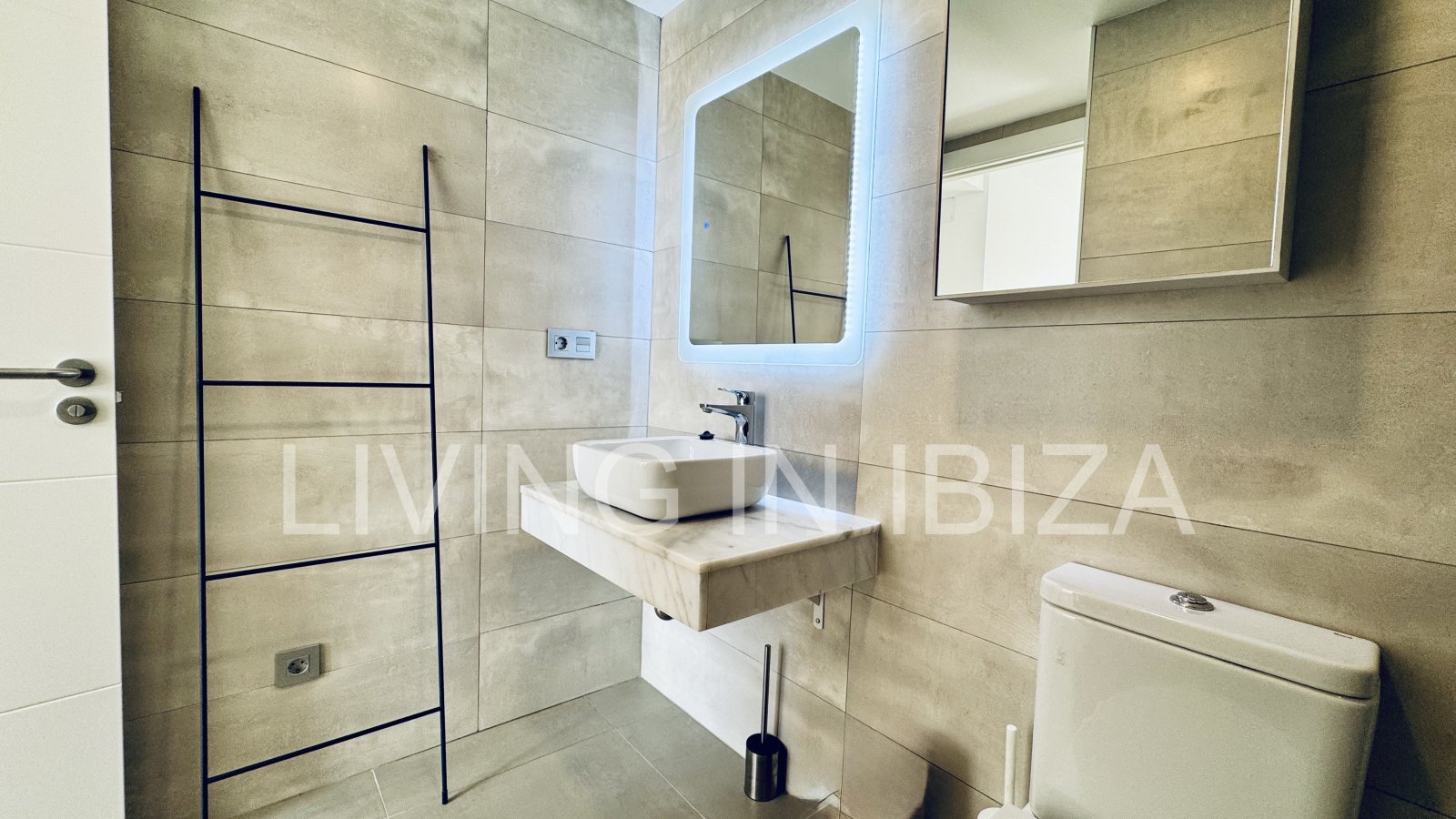 FOR SALE: Exclusive, designer penthouse with distant sea views in Santa Eulalia del Río, Ibiza. Parking, communal pool and storage room.