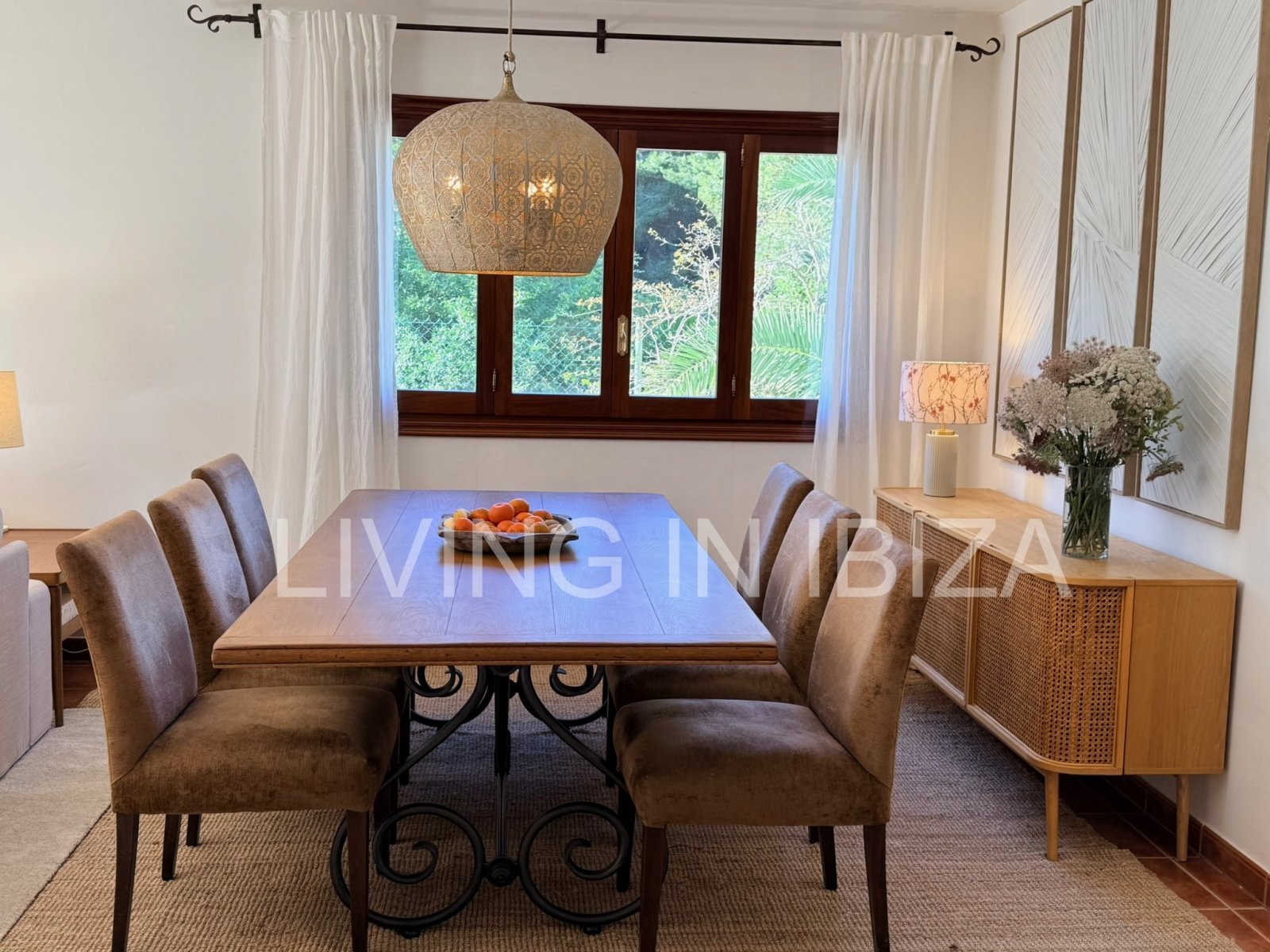 Seasonal Rental: beautiful ground-floor flat is available to rent in the peaceful and popular area of S'Argamassa, Ibiza. 200 metres from the coast.