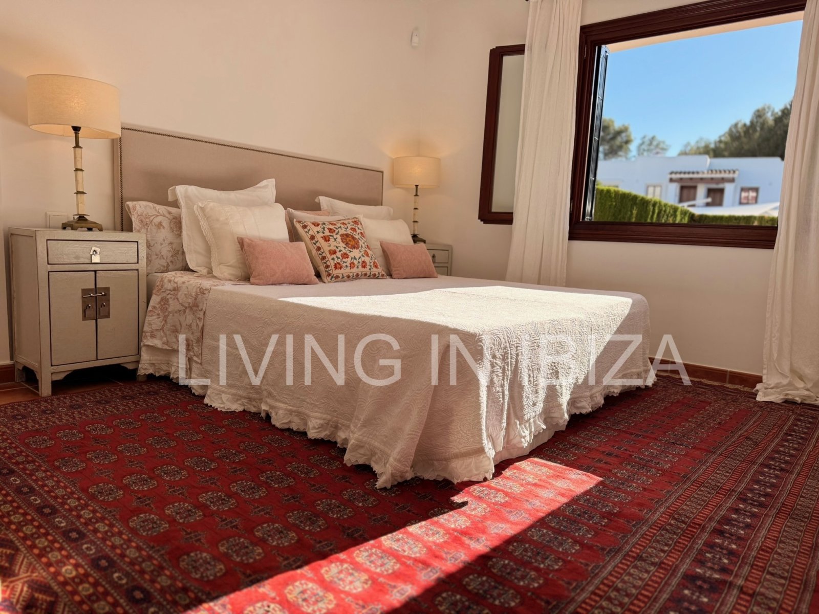 Seasonal Rental: beautiful ground-floor flat is available to rent in the peaceful and popular area of S'Argamassa, Ibiza. 200 metres from the coast.