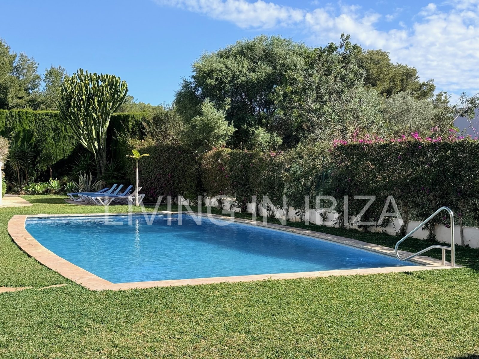 Seasonal Rental: beautiful ground-floor flat is available to rent in the peaceful and popular area of S'Argamassa, Ibiza. 200 metres from the coast.