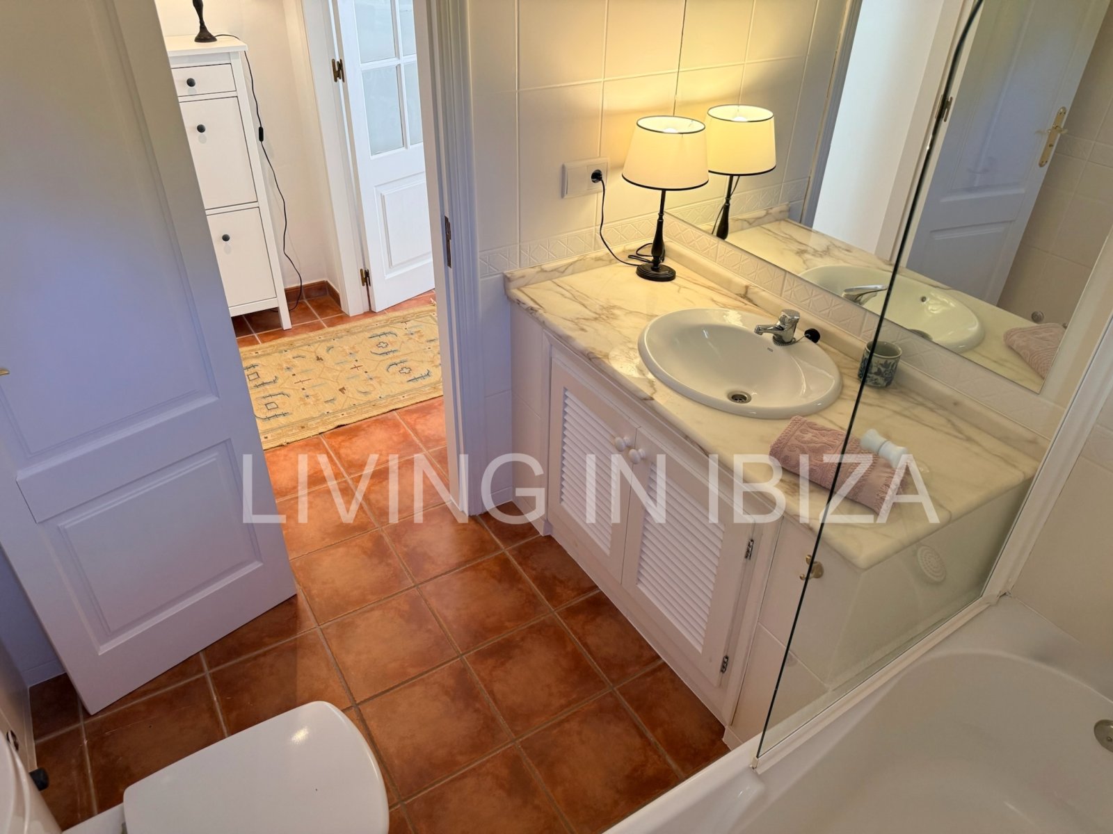 Seasonal Rental: beautiful ground-floor flat is available to rent in the peaceful and popular area of S'Argamassa, Ibiza. 200 metres from the coast.