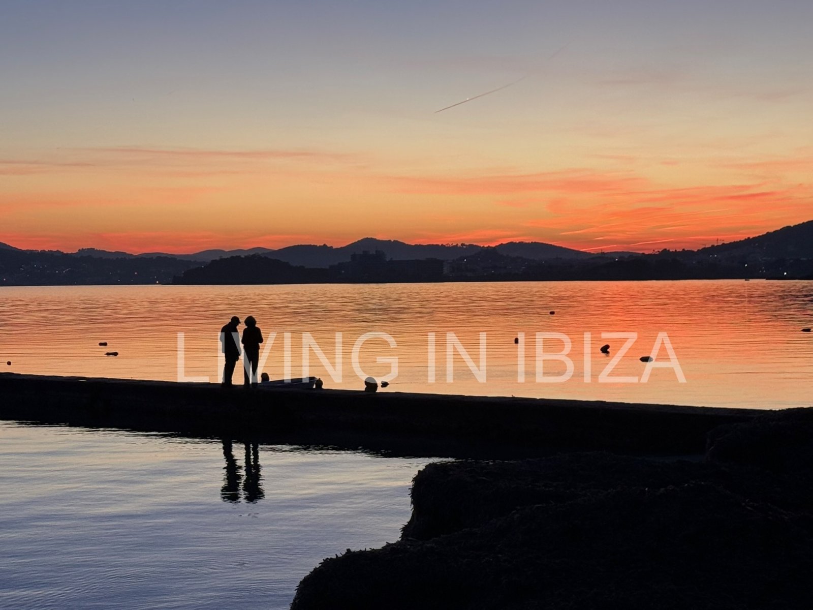 Seasonal Rental: beautiful ground-floor flat is available to rent in the peaceful and popular area of S'Argamassa, Ibiza. 200 metres from the coast.