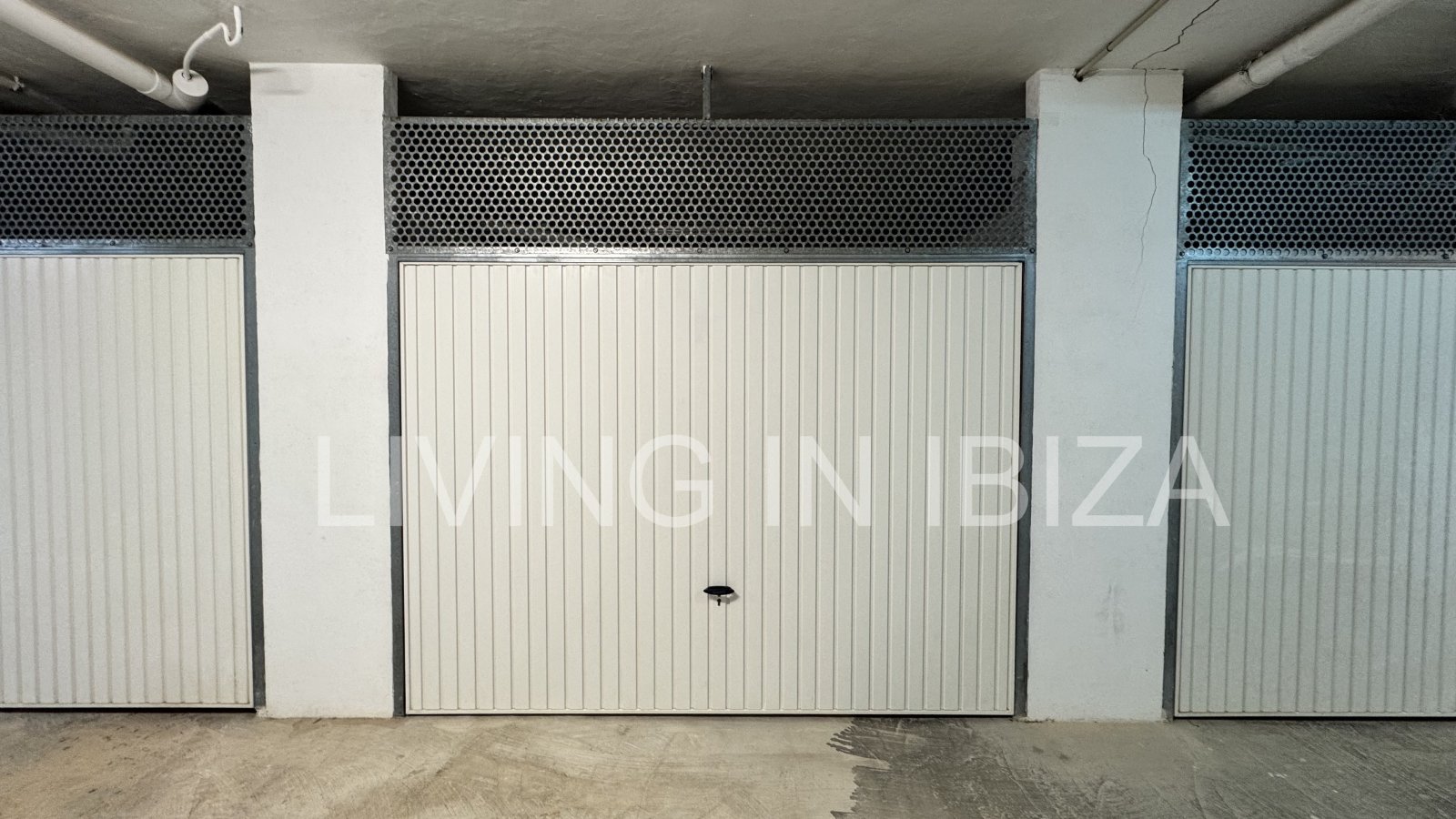 Seasonal Rental: beautiful ground-floor flat is available to rent in the peaceful and popular area of S'Argamassa, Ibiza. 200 metres from the coast.