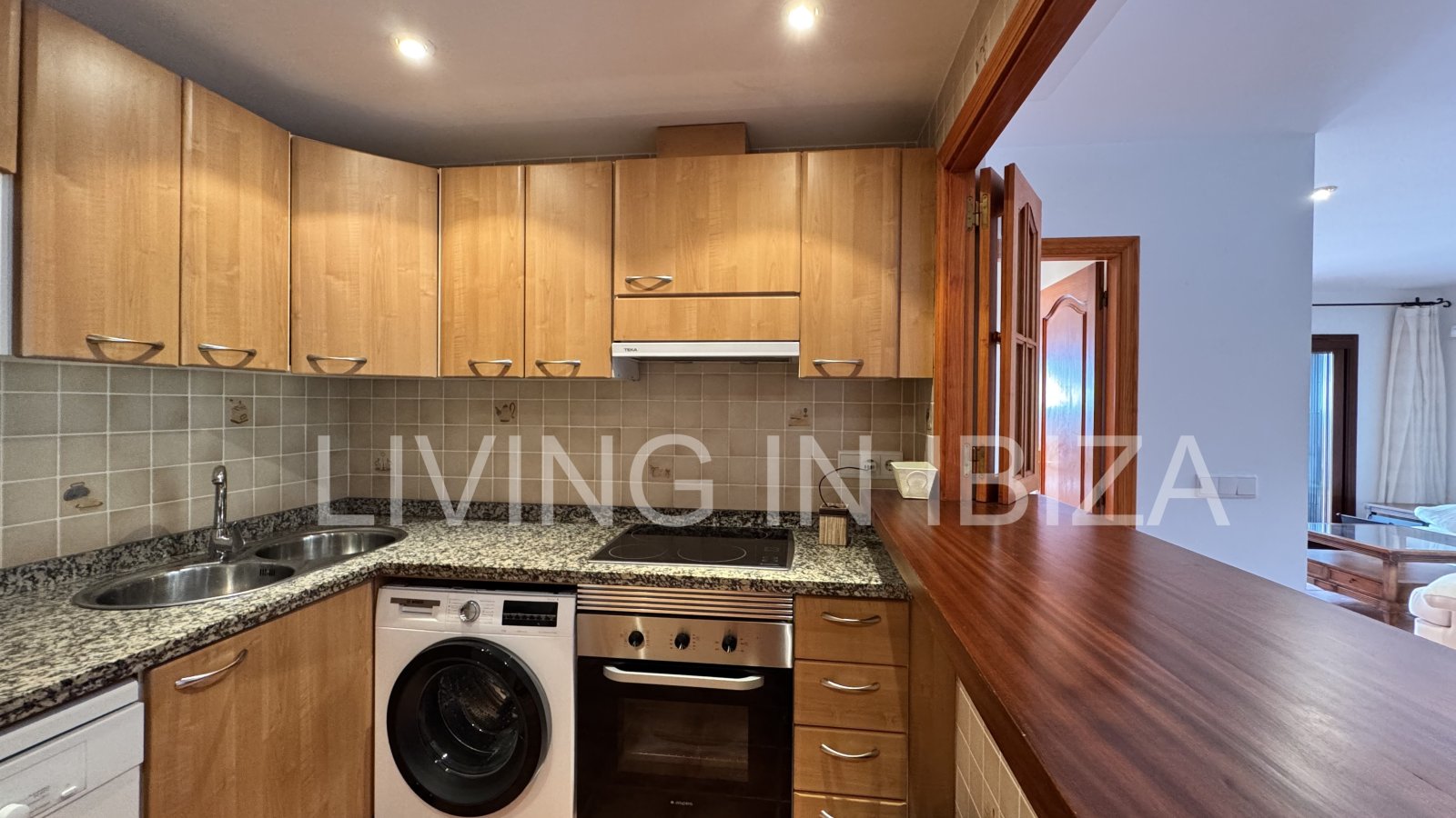 Seasonal Rental: beautiful ground-floor flat is available to rent in the peaceful and popular area of S'Argamassa, Ibiza. 200 metres from the coast.