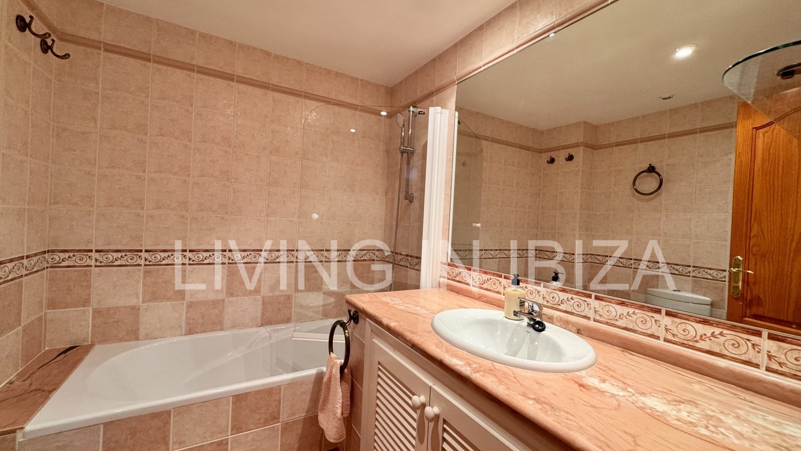 Seasonal Rental: beautiful ground-floor flat is available to rent in the peaceful and popular area of S'Argamassa, Ibiza. 200 metres from the coast.