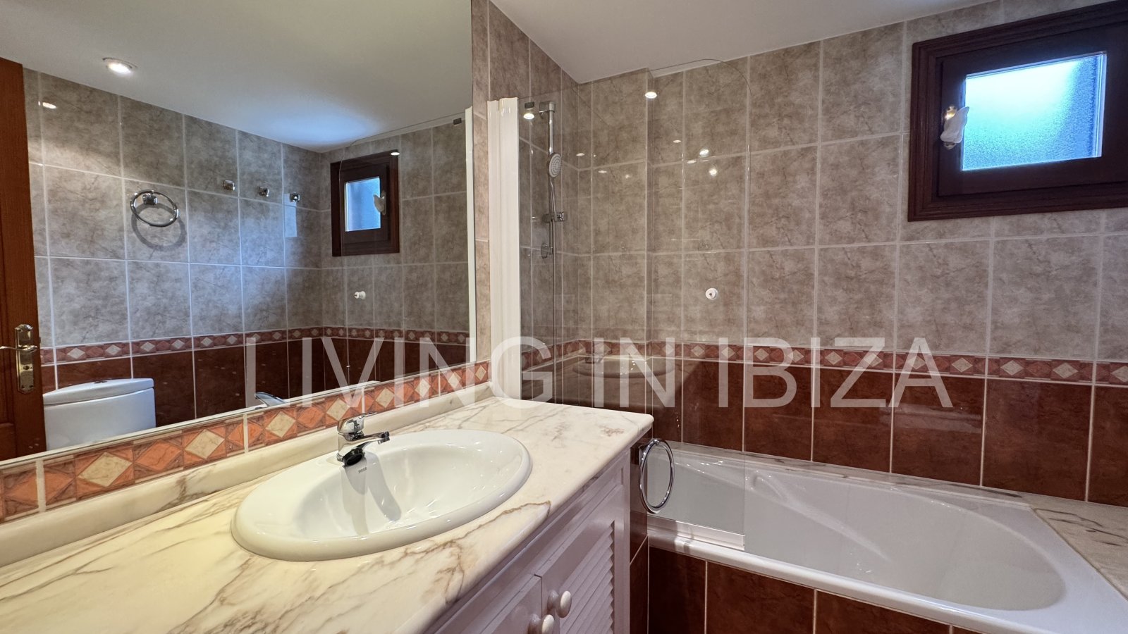 Seasonal Rental: beautiful ground-floor flat is available to rent in the peaceful and popular area of S'Argamassa, Ibiza. 200 metres from the coast.