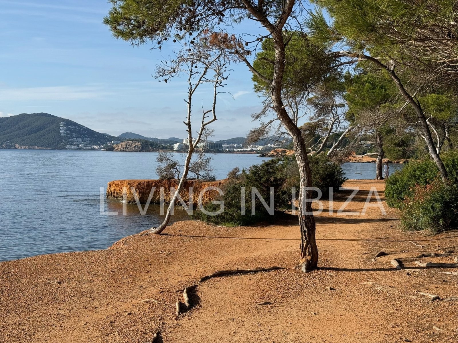 Seasonal Rental: beautiful ground-floor flat is available to rent in the peaceful and popular area of S'Argamassa, Ibiza. 200 metres from the coast.