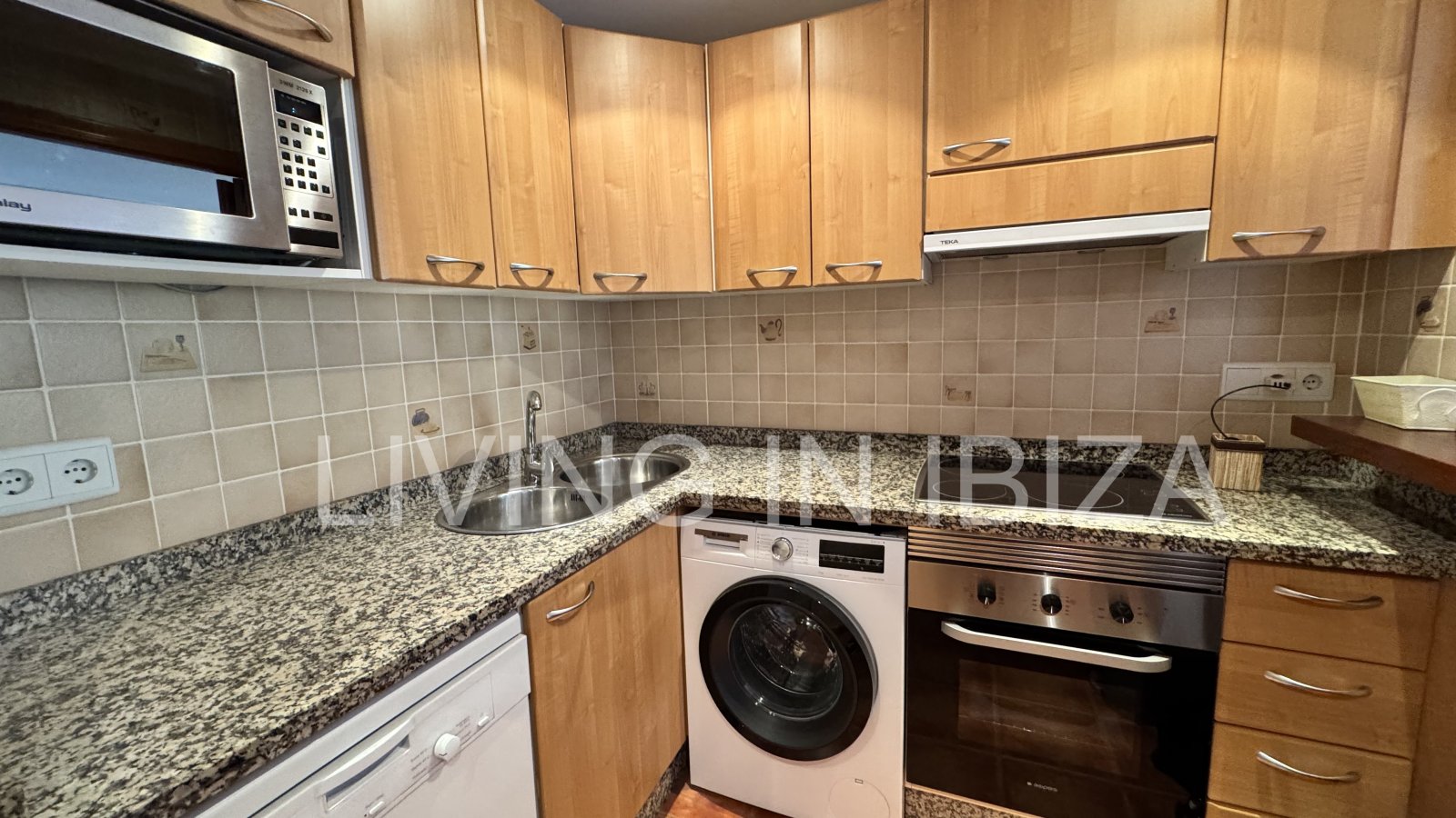 Seasonal Rental: beautiful ground-floor flat is available to rent in the peaceful and popular area of S'Argamassa, Ibiza. 200 metres from the coast.