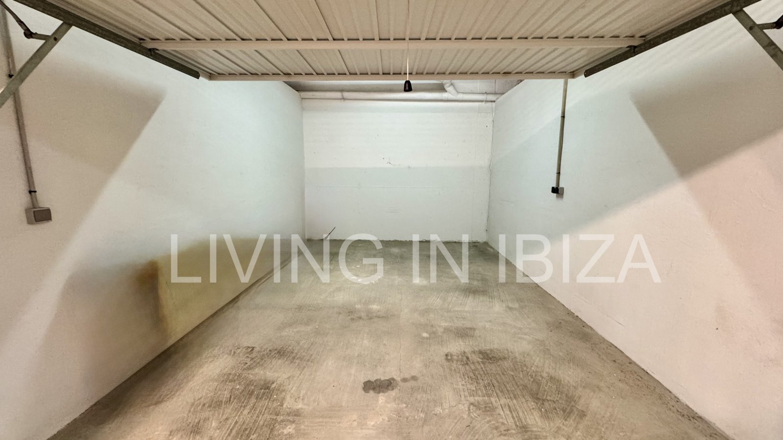 Seasonal Rental: beautiful ground-floor flat is available to rent in the peaceful and popular area of S'Argamassa, Ibiza. 200 metres from the coast.