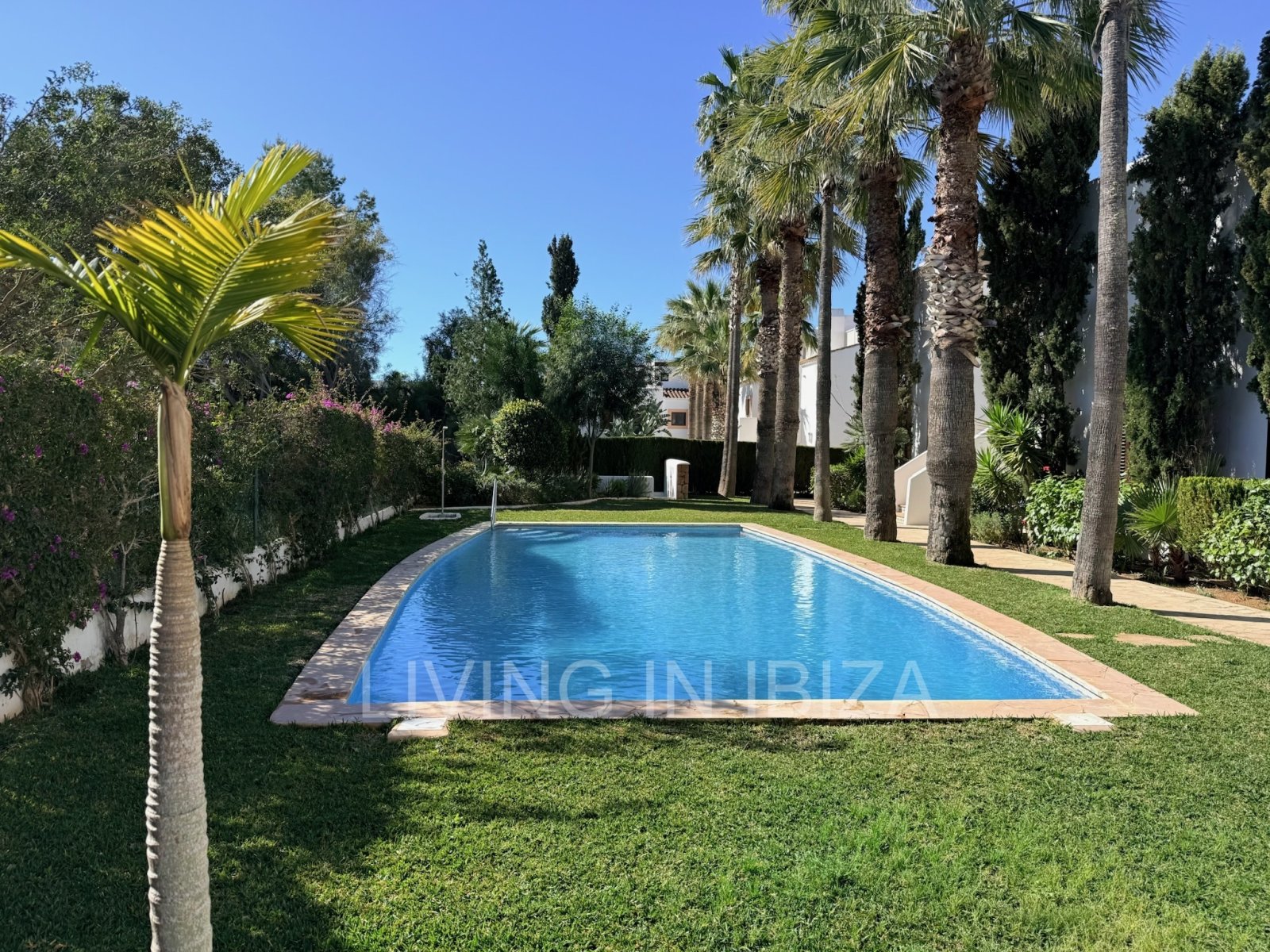 Seasonal rental. Mediterranean elegance in a privileged setting within a seafront residential community in Santa Eulalia del Río, Ibiza.