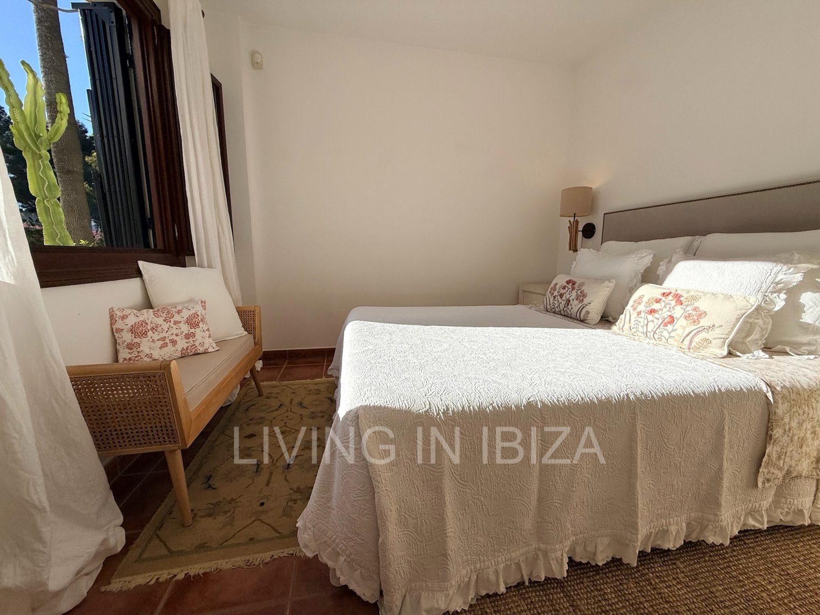 Seasonal rental. Mediterranean elegance in a privileged setting within a seafront residential community in Santa Eulalia del Río, Ibiza.