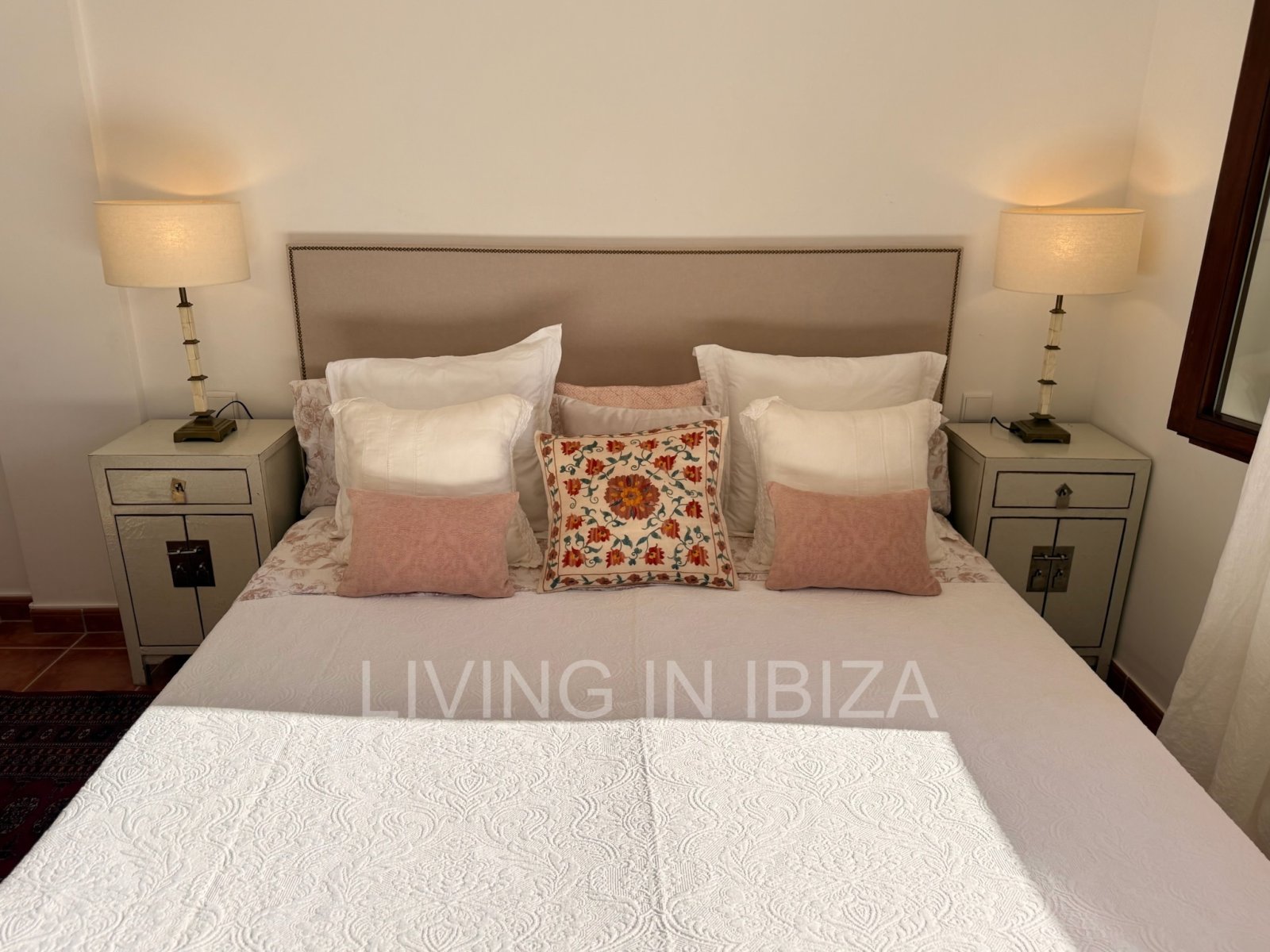 Seasonal rental. Mediterranean elegance in a privileged setting within a seafront residential community in Santa Eulalia del Río, Ibiza.