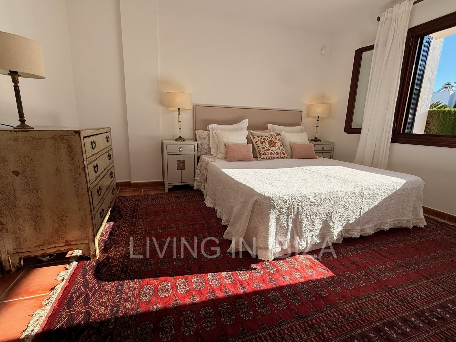 Seasonal rental. Mediterranean elegance in a privileged setting within a seafront residential community in Santa Eulalia del Río, Ibiza.
