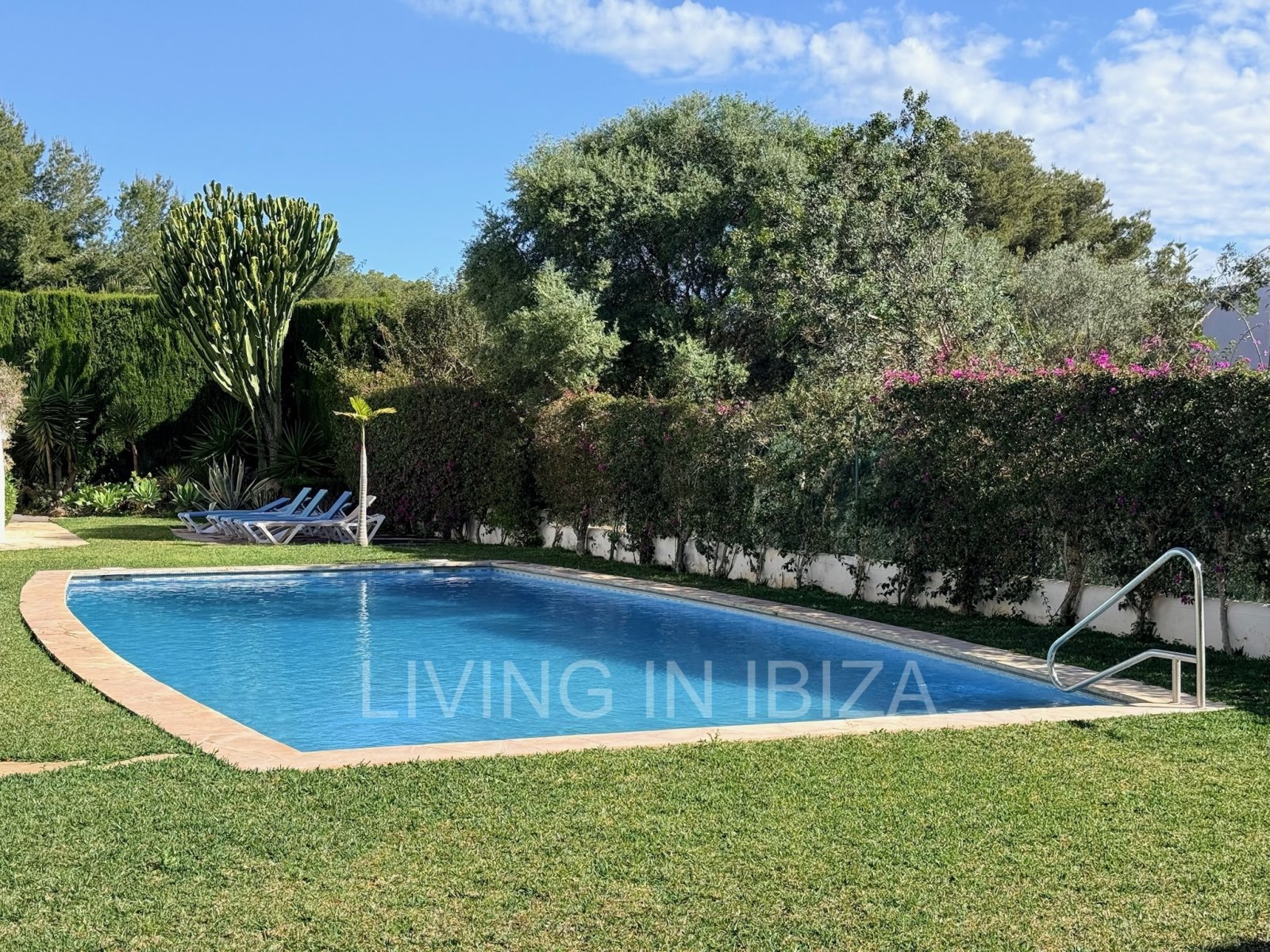 Seasonal rental. Mediterranean elegance in a privileged setting within a seafront residential community in Santa Eulalia del Río, Ibiza.