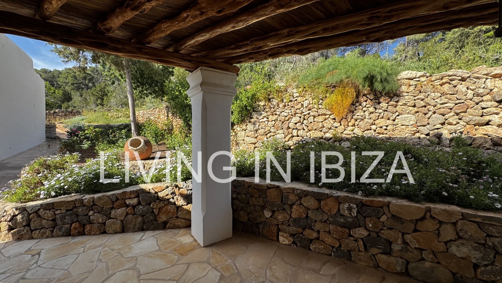 Long-term / annual rental: Unique Ibizan finca, fully renovated, unfurnished, heated swimming pool, annex with guest lounge in San Juan, Ibiza