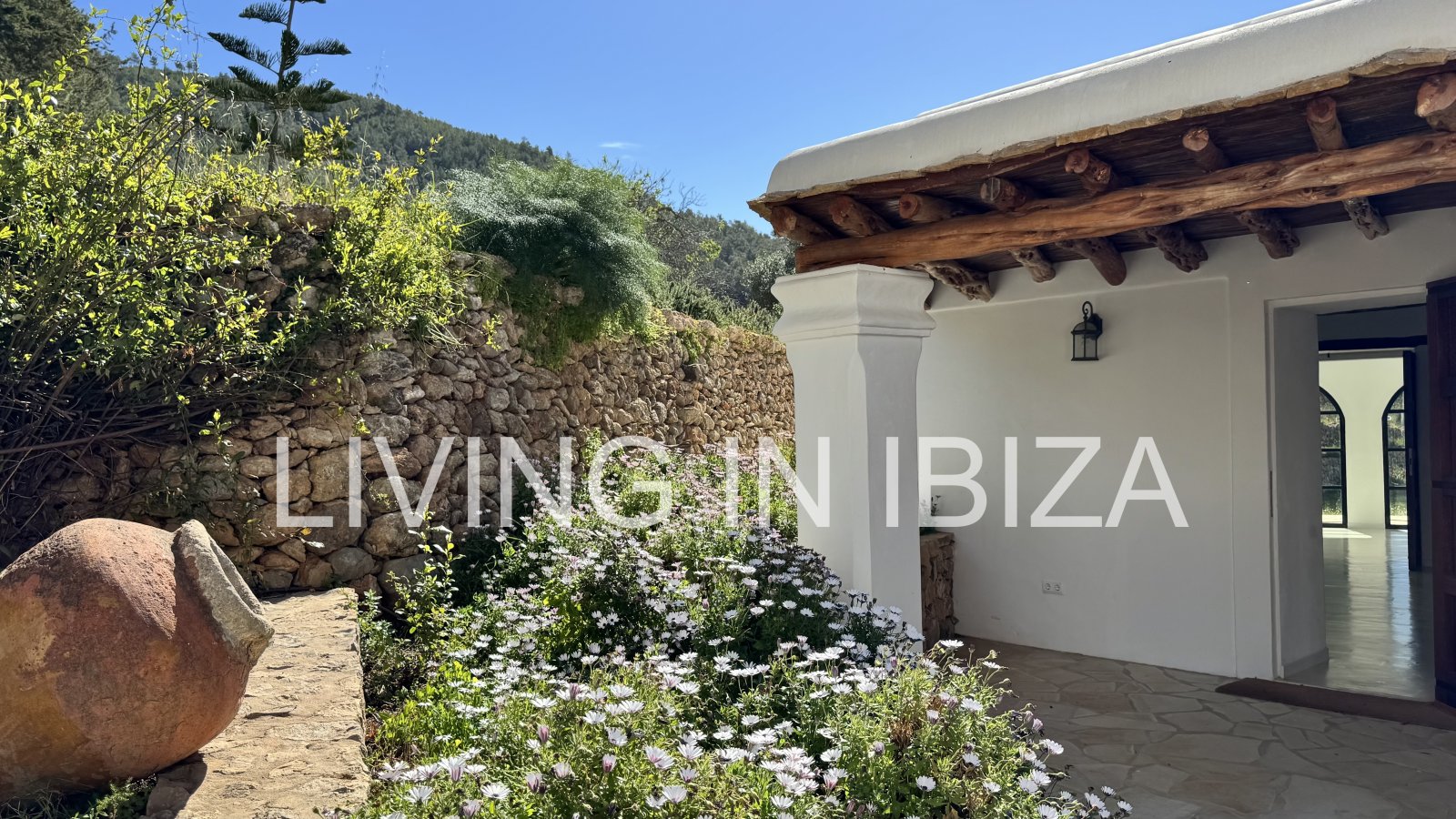 Long-term / annual rental: Unique Ibizan finca, fully renovated, unfurnished, heated swimming pool, annex with guest lounge in San Juan, Ibiza
