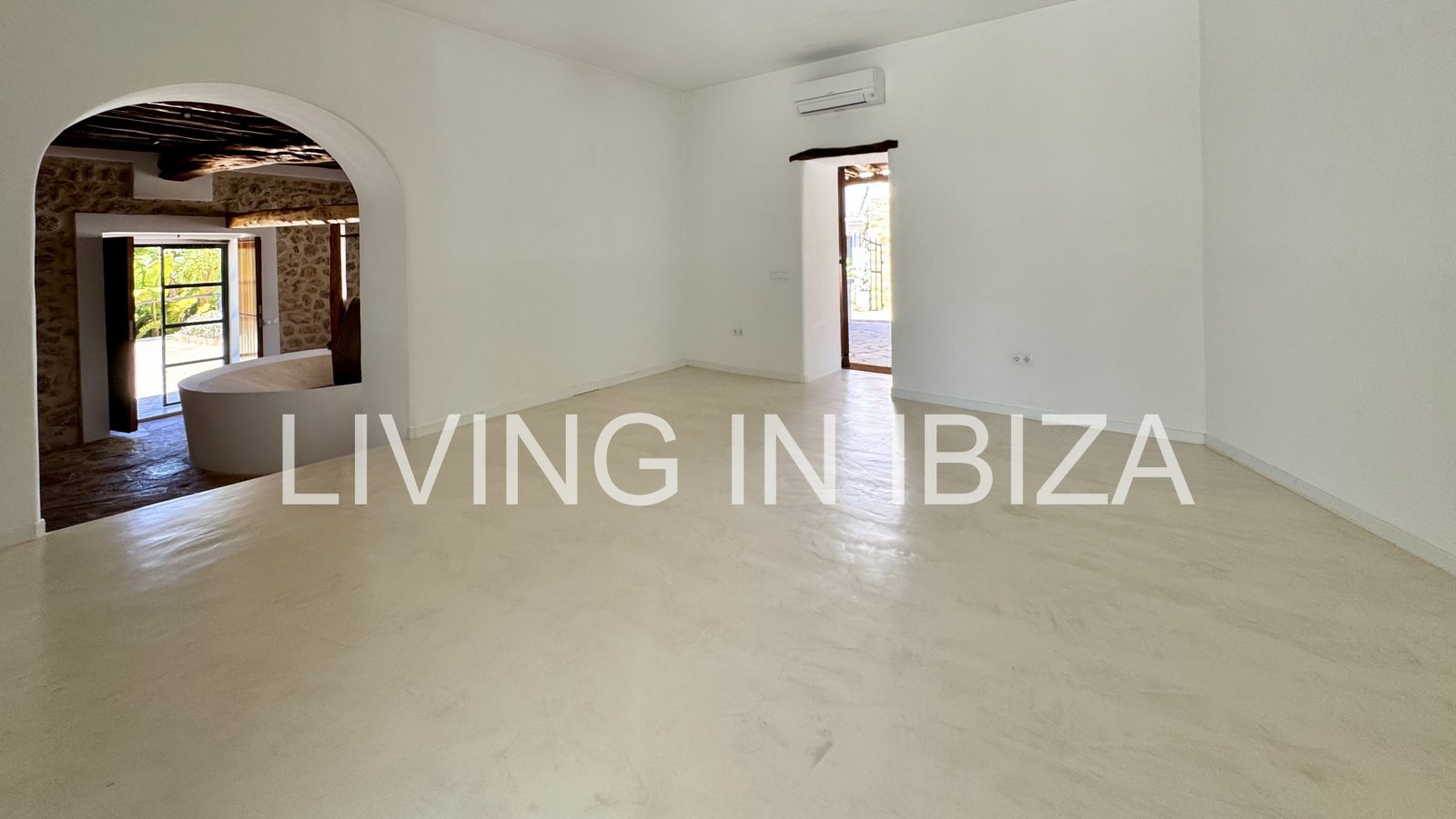 Long-term / annual rental: Unique Ibizan finca, fully renovated, unfurnished, heated swimming pool, annex with guest lounge in San Juan, Ibiza