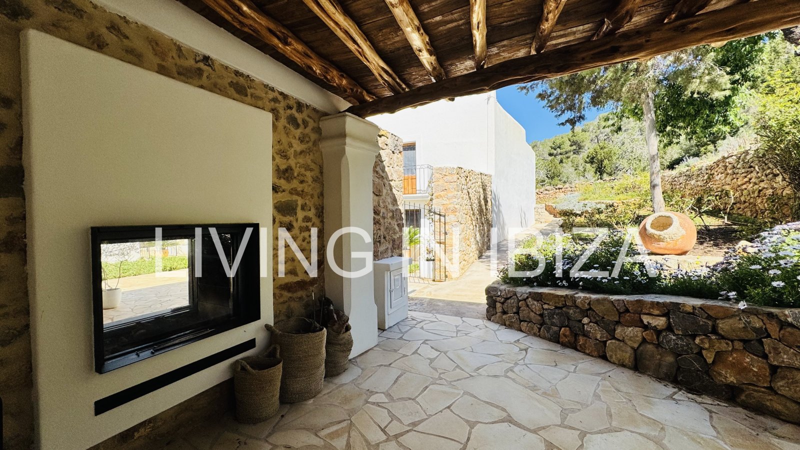 Long-term / annual rental: Unique Ibizan finca, fully renovated, unfurnished, heated swimming pool, annex with guest lounge in San Juan, Ibiza
