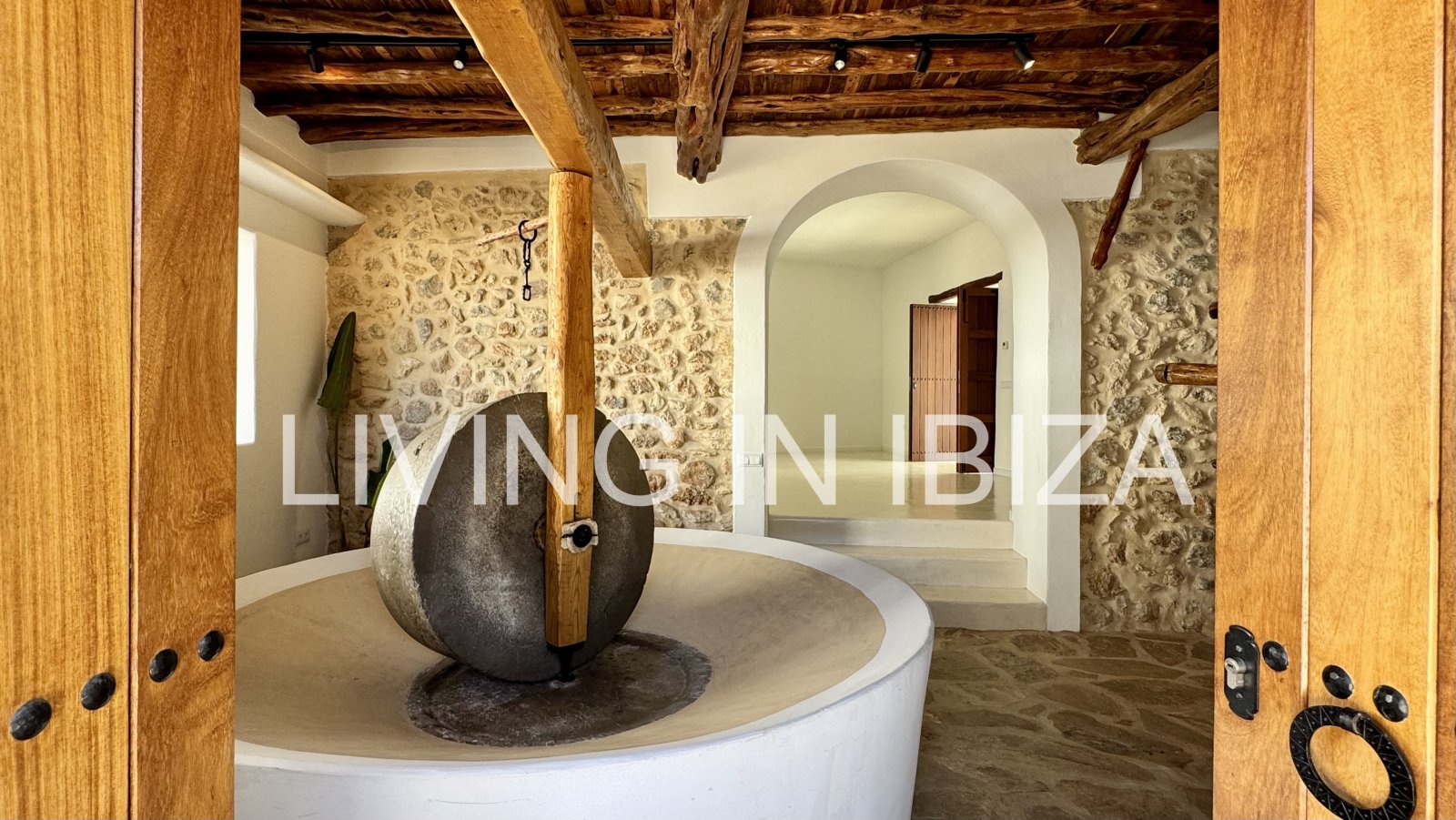 Long-term / annual rental: Unique Ibizan finca, fully renovated, unfurnished, heated swimming pool, annex with guest lounge in San Juan, Ibiza