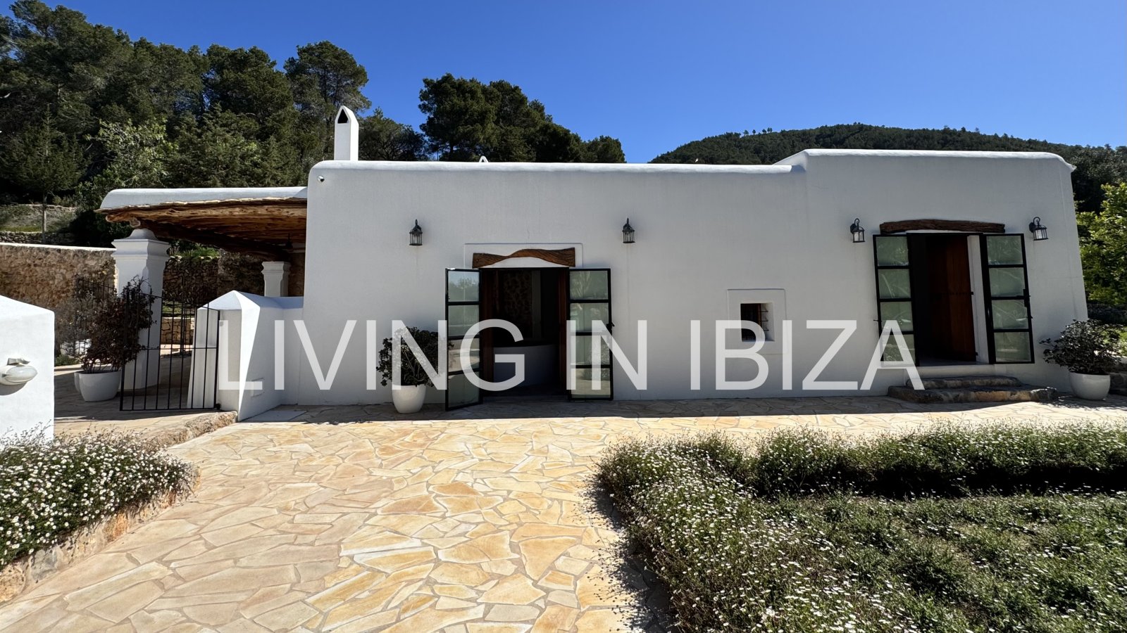 Long-term / annual rental: Unique Ibizan finca, fully renovated, unfurnished, heated swimming pool, annex with guest lounge in San Juan, Ibiza
