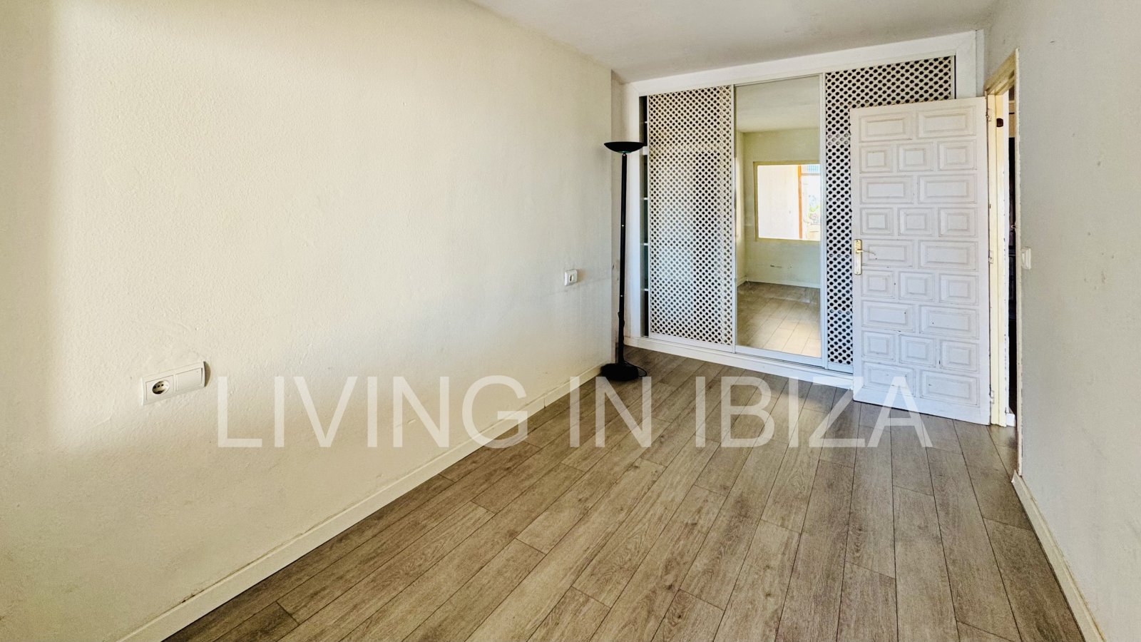 Apartment for sale: 92 m² apartment in the peaceful and popular Siesta district of Santa Eulalia del Río, Ibiza.