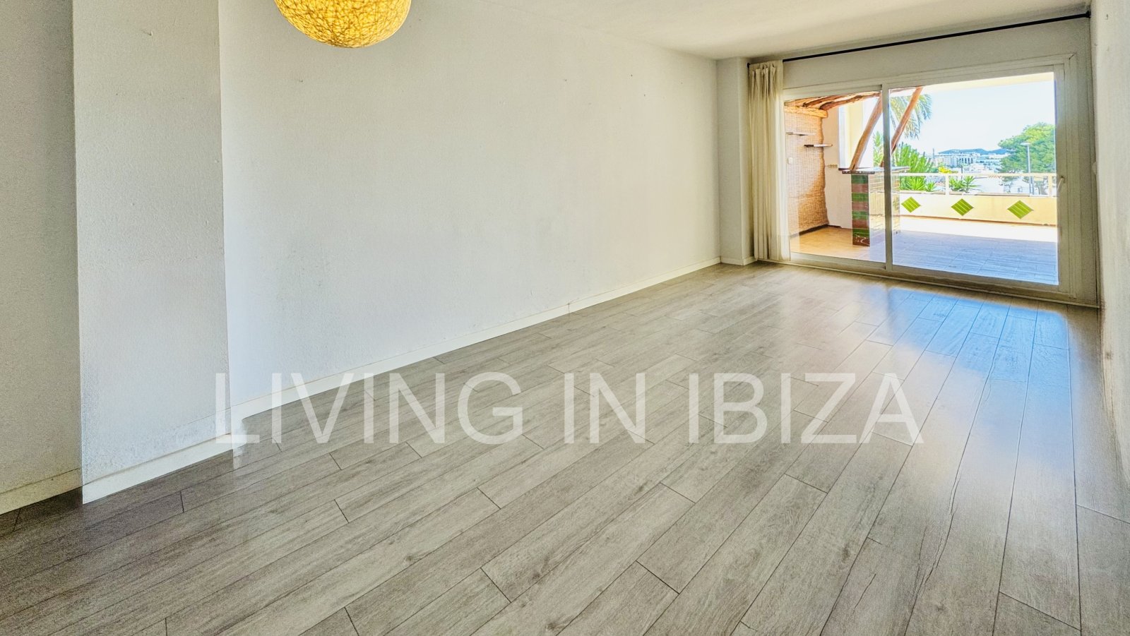 Apartment for sale: 92 m² apartment in the peaceful and popular Siesta district of Santa Eulalia del Río, Ibiza.