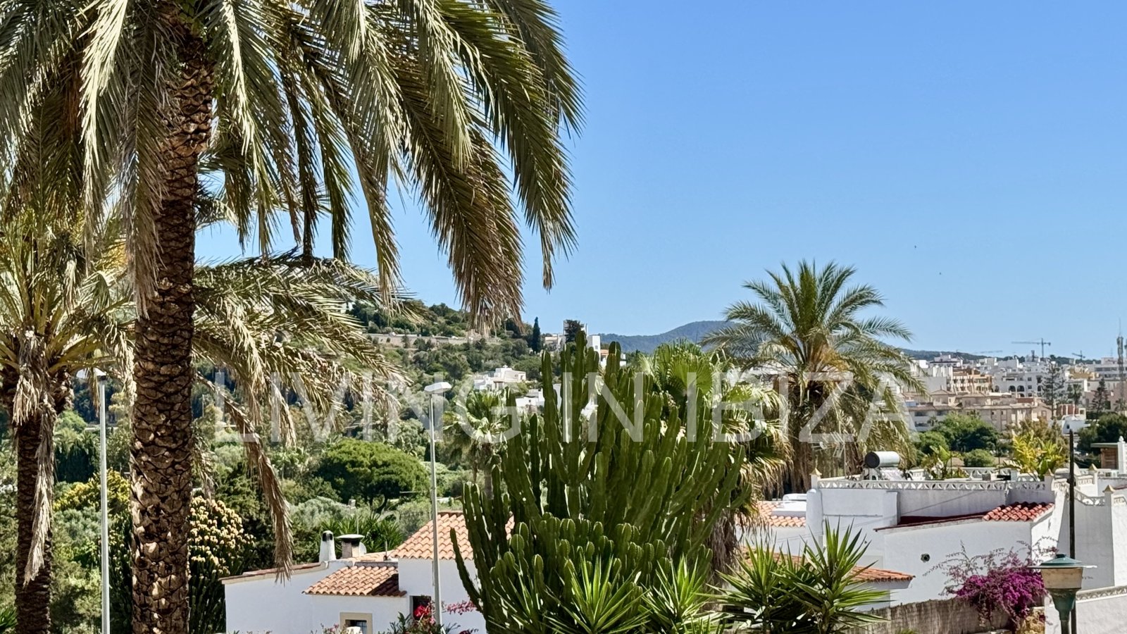 Apartment for sale: 92 m² apartment in the peaceful and popular Siesta district of Santa Eulalia del Río, Ibiza.