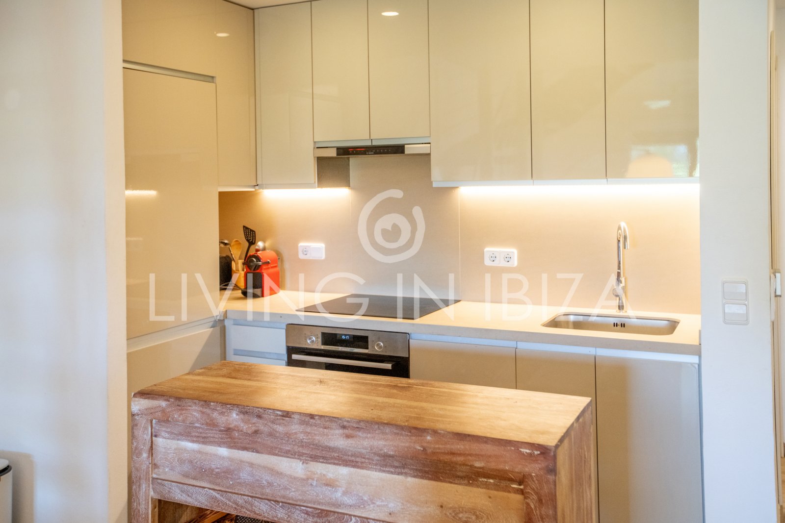 Attractive investment: Terraced house, townhouse for sale, privileged area of Ibiza, Illa Plana. Close to the sea, recently renovated, swimming pool