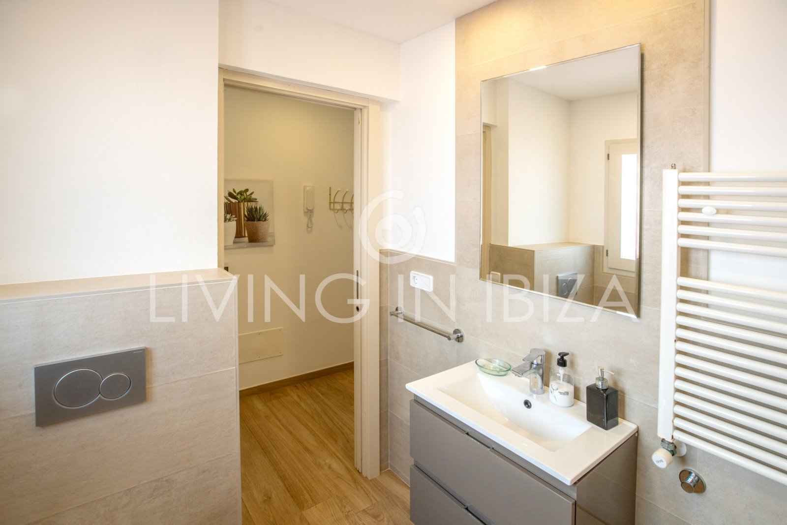 Attractive investment: Terraced house, townhouse for sale, privileged area of Ibiza, Illa Plana. Close to the sea, recently renovated, swimming pool