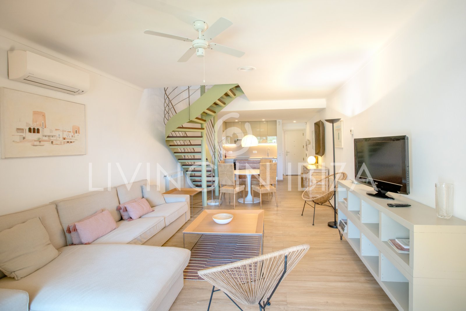 Attractive investment: Terraced house, townhouse for sale, privileged area of Ibiza, Illa Plana. Close to the sea, recently renovated, swimming pool