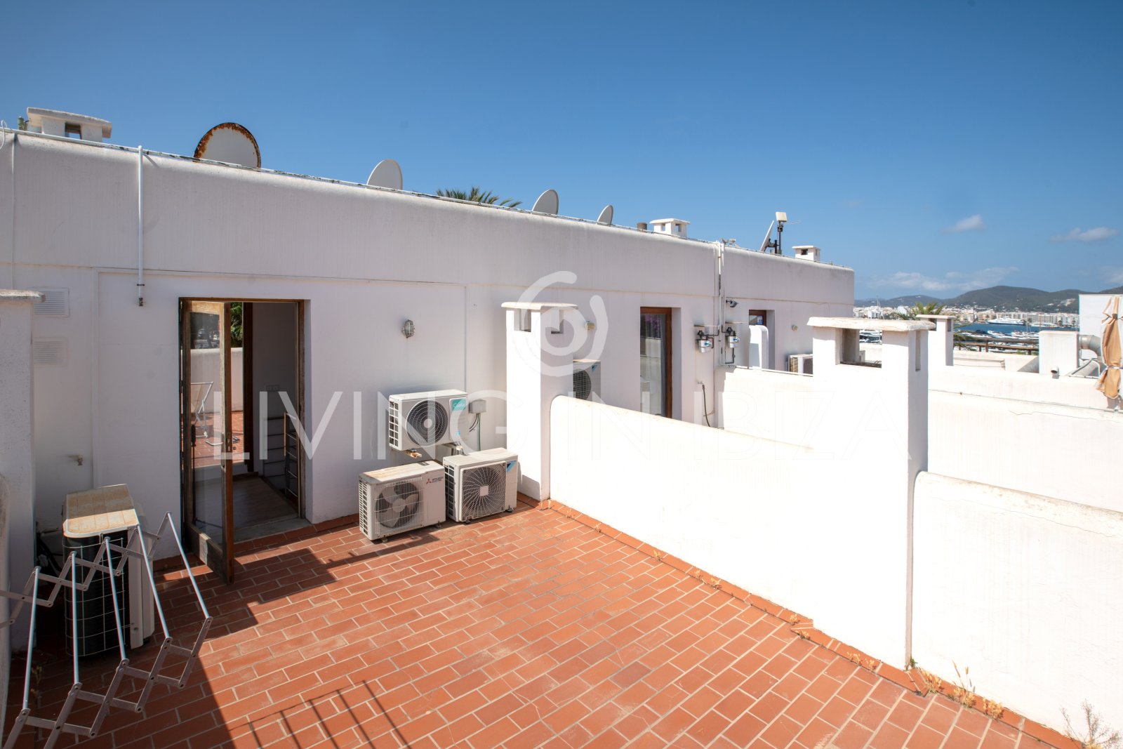 Attractive investment: Terraced house, townhouse for sale, privileged area of Ibiza, Illa Plana. Close to the sea, recently renovated, swimming pool