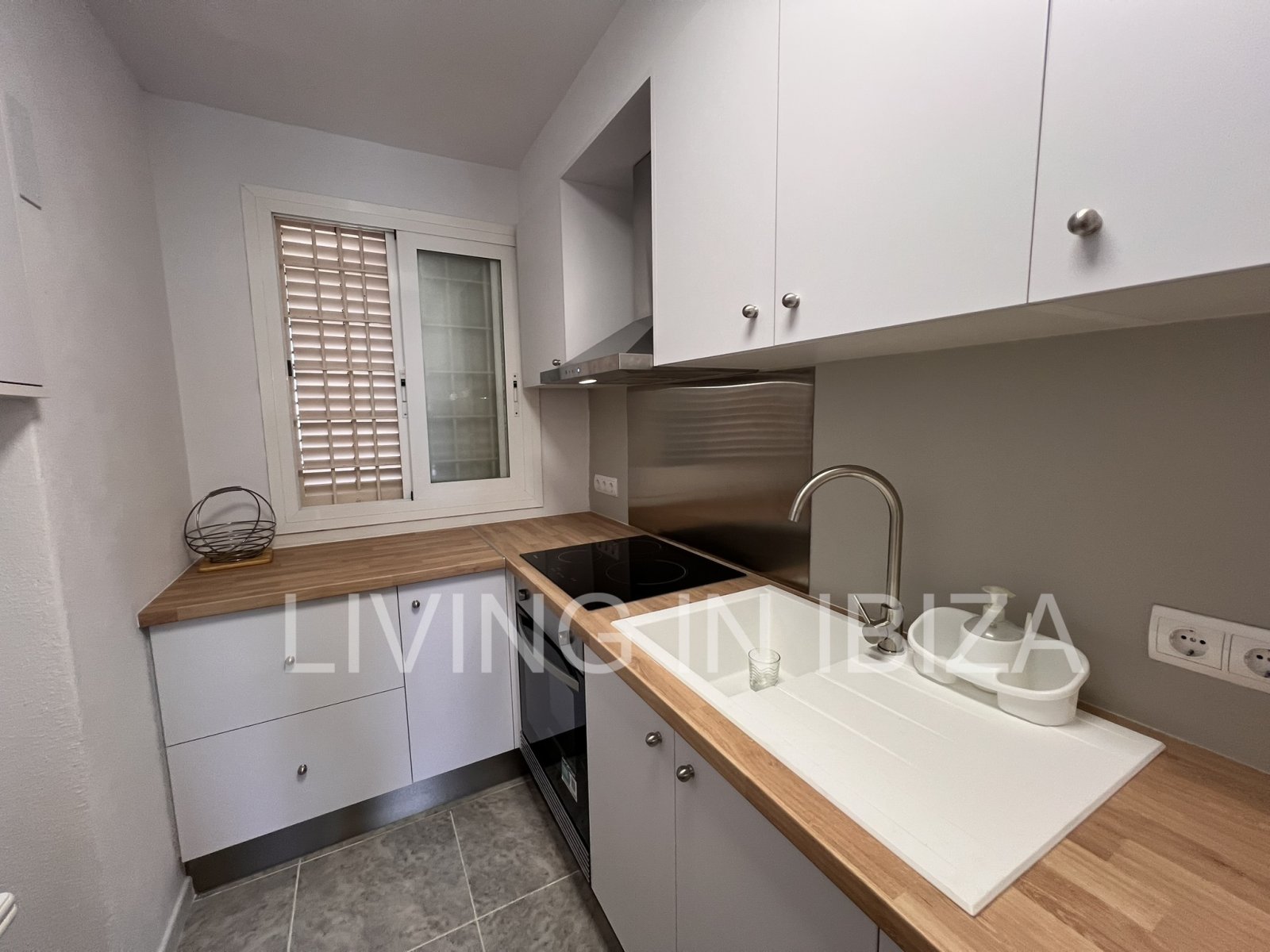 Short-term let. August and September. Flat with sea views, 100 metres from the seafront promenade and the sandy beach at Santa Eulalia del Río. Ibiza.