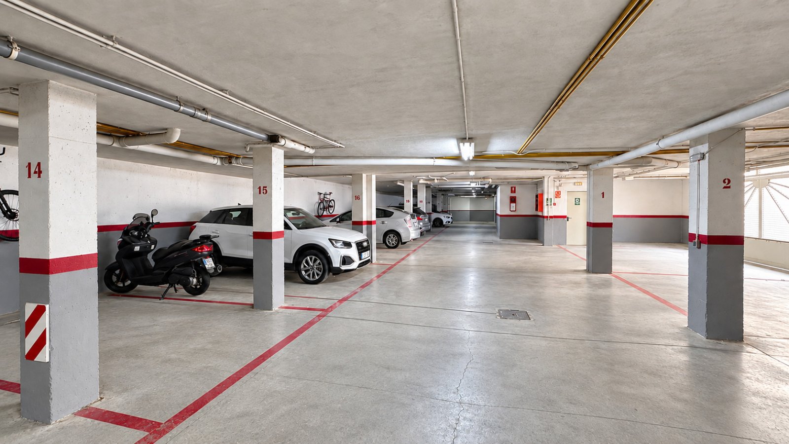 For sale: Bright penthouse with two terraces and 360-degree views in the centre of Santa Eulalia del Río in Ibiza. Optional 1/2 parking spaces