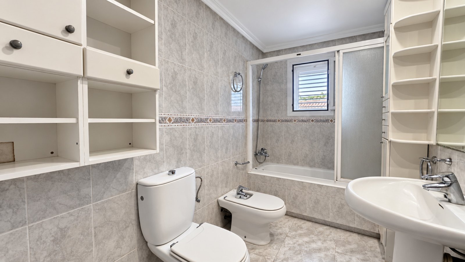 For sale: Bright penthouse with two terraces and 360-degree views in the centre of Santa Eulalia del Río in Ibiza. Optional 1/2 parking spaces