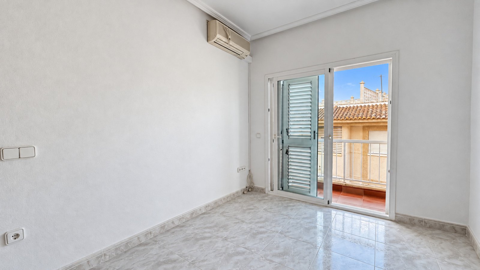 For sale: Bright penthouse with two terraces and 360-degree views in the centre of Santa Eulalia del Río in Ibiza. Optional 1/2 parking spaces