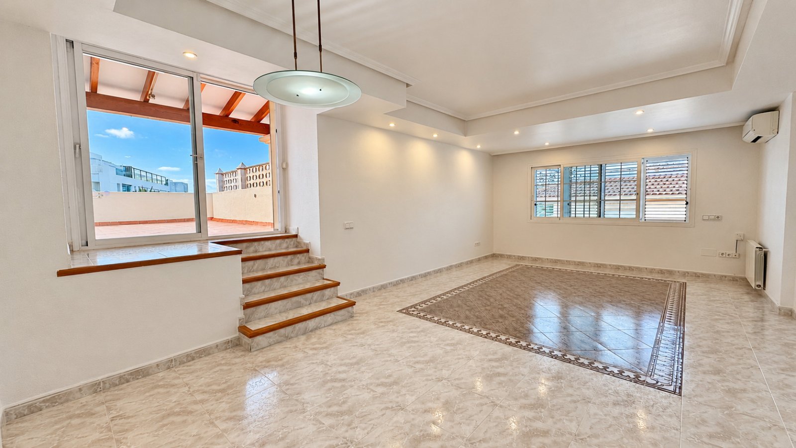 For sale: Bright penthouse with two terraces and 360-degree views in the centre of Santa Eulalia del Río in Ibiza. Optional 1/2 parking spaces