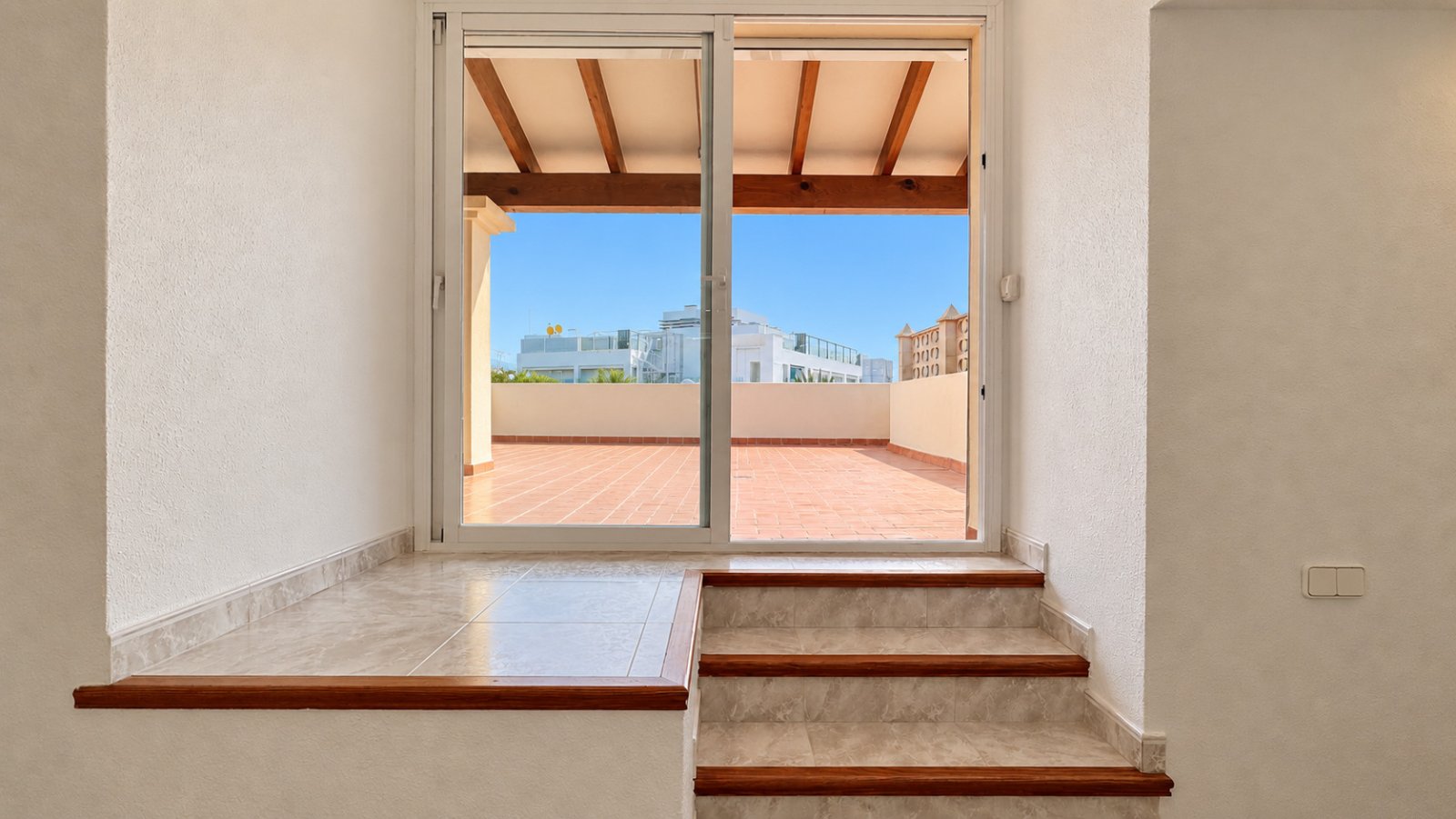 For sale: Bright penthouse with two terraces and 360-degree views in the centre of Santa Eulalia del Río in Ibiza. Optional 1/2 parking spaces