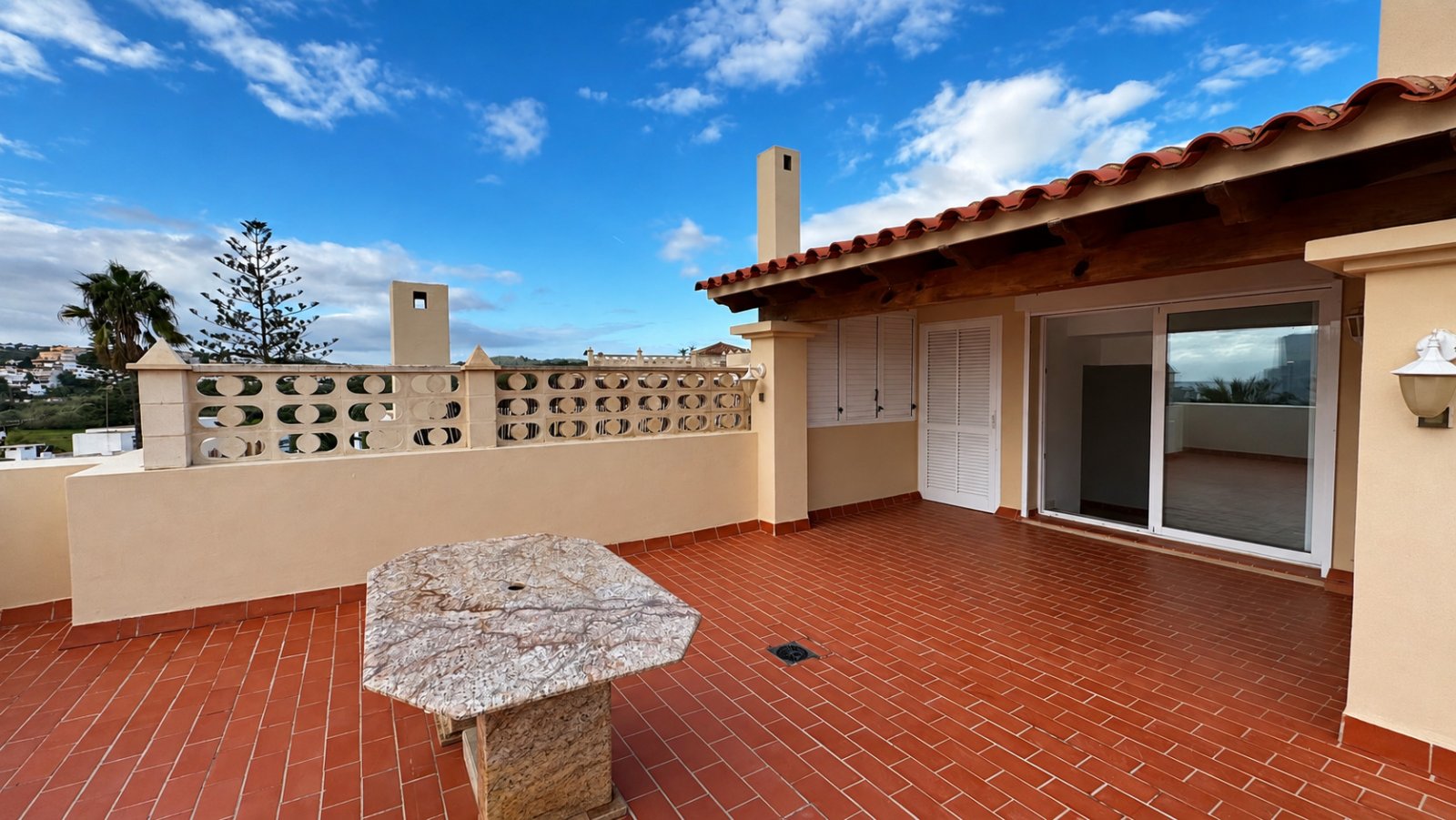 For sale: Bright penthouse with two terraces and 360-degree views in the centre of Santa Eulalia del Río in Ibiza. Optional 1/2 parking spaces
